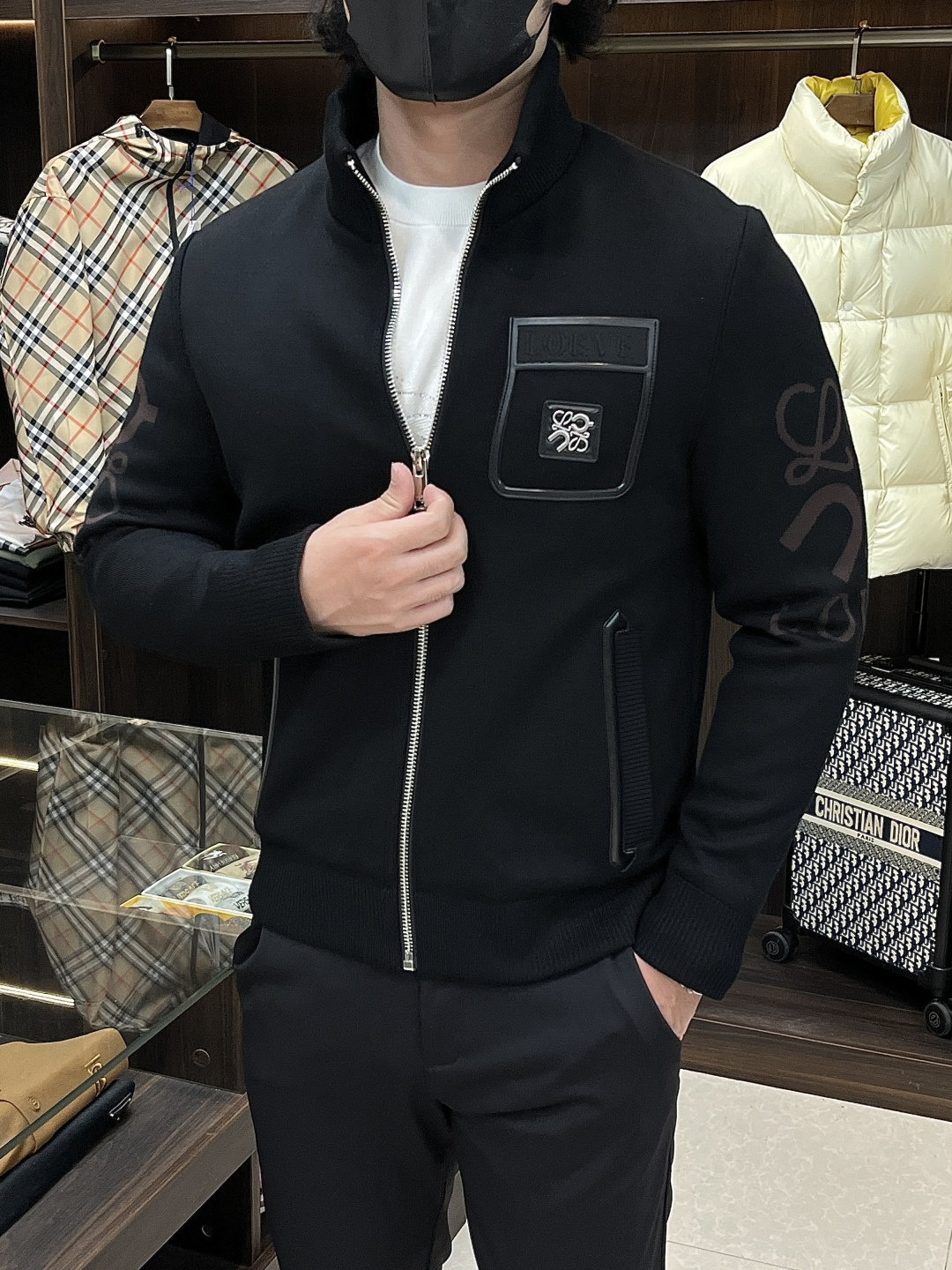 NO:608380,The main recommendation is Loewe's 2025ss autumn new style, Loewe stand-collar jacket and autumn hot-selling cotton-padded jacket. Wearing it makes you feel comfortable and slim, lazy and casual, combined with clean and simple colors, it is particularly eye-catching and suitable for daily wear~ We introduce sports items decorated with vibrant prints, fashionable and quality life!  Size M-3XL H2025 new model debut,,loewe,loewe,jackets & coats,jackets & coats,alexander wang19860909主推 Loewe 2025ss秋季新款发布罗意威立领夹克外套,秋季爆款棉衣外套,穿上就是舒适自在又显瘦的存在,慵懒而随性,结合干净简单的色系就特别耐看,适合日常穿着~倾情推出缀饰活力印花的运动单品,时尚品质生活！ 尺码M-3XL H2025新款首发,,loewe,loewe,jackets & coats,jackets & coats,alexander wang,Men's clothing