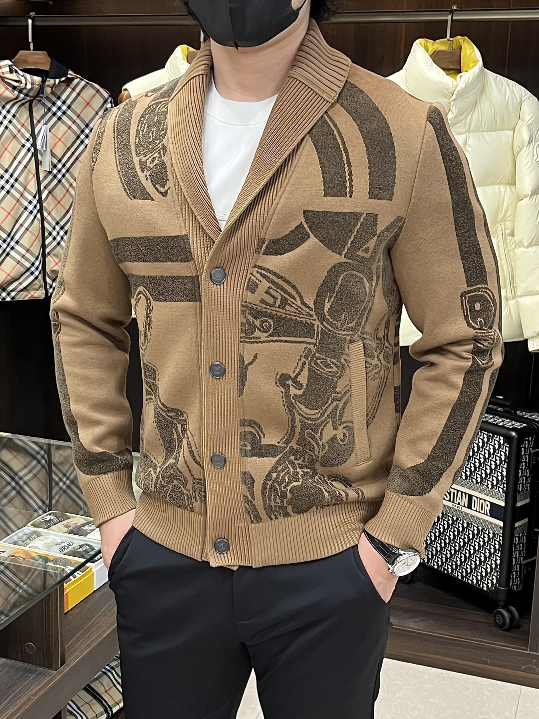 NO:647810,We mainly recommend the LV 2025ss autumn new release of donkey brand patch collar jackets and autumn hot-selling knitted cotton jackets. Wearing them makes you feel comfortable and slim, lazy and casual. When combined with clean and simple colors, they are particularly attractive and suitable for daily wear. We launch sports items decorated with vibrant prints for a fashionable and quality life!  Size M-3XL H2025 new model debut,,louis vuitton,louis vuitton,jackets & coats,jackets & coats,alexander wang19860909主推 LV 2025ss秋季新款发布驴牌批领夹克外套,秋季爆款针织棉衣外套,穿上就是舒适自在又显瘦的存在,慵懒而随性,结合干净简单的色系就特别耐看,适合日常穿着~倾情推出缀饰活力印花的运动单品,时尚品质生活！ 尺码M-3XL H2025新款首发,,louis vuitton,louis vuitton,jackets & coats,jackets & coats,alexander wang,Men's clothing