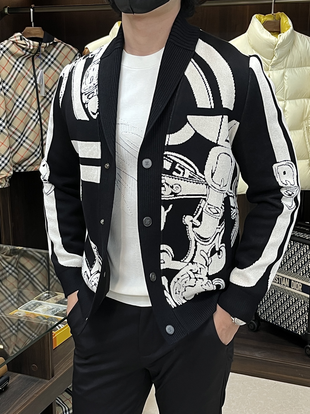 NO:608386,We mainly recommend the LV 2025ss autumn new release of donkey brand patch collar jackets and autumn hot-selling knitted cotton jackets. Wearing them makes you feel comfortable and slim, lazy and casual. When combined with clean and simple colors, they are particularly attractive and suitable for daily wear. We launch sports items decorated with vibrant prints for a fashionable and quality life!  Size M-3XL H2025 new model debut,,louis vuitton,louis vuitton,jackets & coats,jackets & coats,alexander wang19860909主推 LV 2025ss秋季新款发布驴牌批领夹克外套,秋季爆款针织棉衣外套,穿上就是舒适自在又显瘦的存在,慵懒而随性,结合干净简单的色系就特别耐看,适合日常穿着~倾情推出缀饰活力印花的运动单品,时尚品质生活！ 尺码M-3XL H2025新款首发,,louis vuitton,louis vuitton,jackets & coats,jackets & coats,alexander wang,Men's clothing