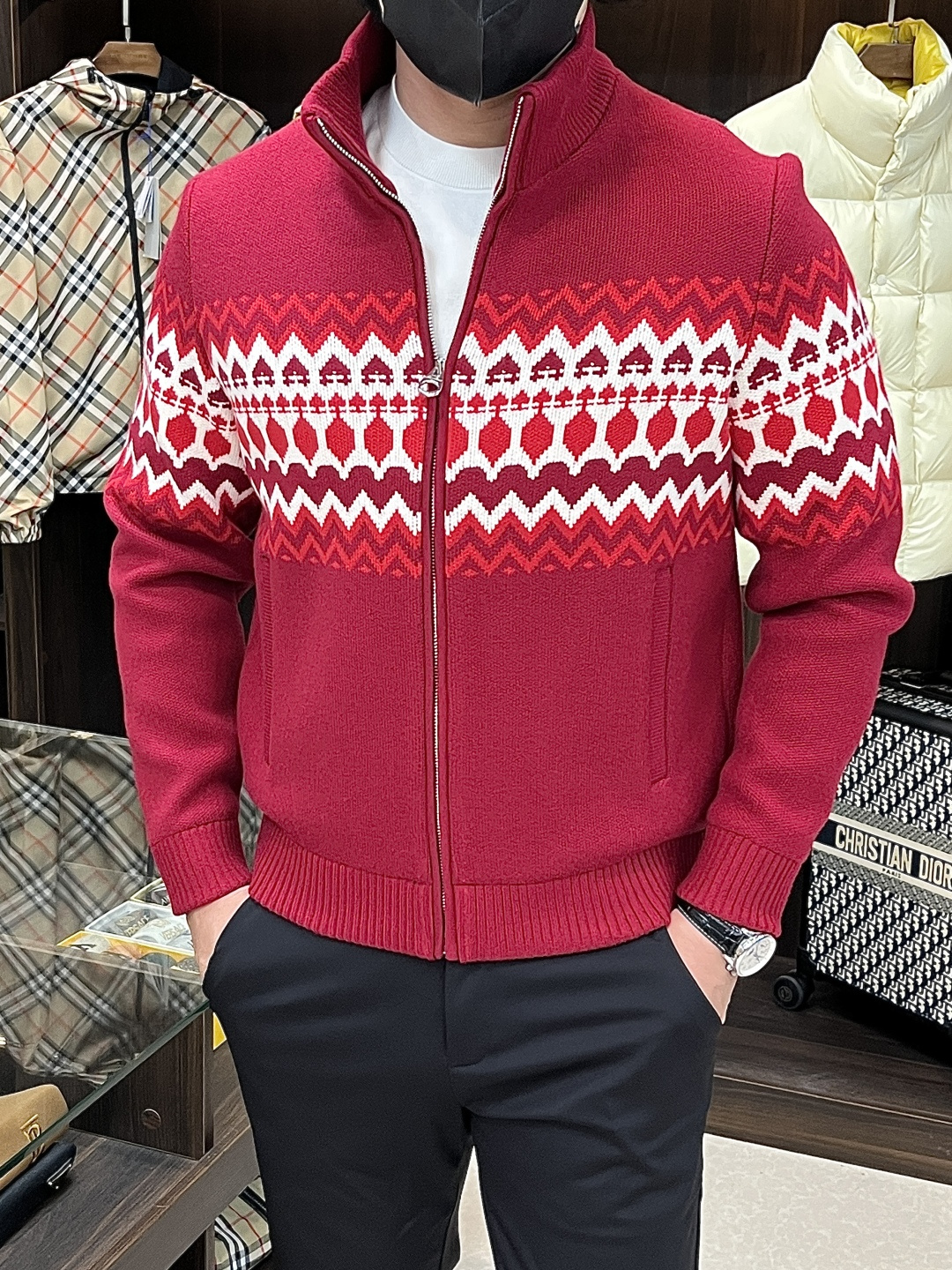 NO:597280,The main recommendation of Armani 2025ss autumn new release is the Armani stand-up collar jacket and autumn hot-selling knitted cotton jacket. Wearing it makes you feel comfortable and slim, lazy and casual, combined with clean and simple colors, it is particularly attractive and suitable for daily wear~ We introduce sports items decorated with vibrant prints, fashionable and quality life!  Size M-3XL H2025 new model debut,,armani,armani,jackets & coats,jackets & coats,alexander wang19860909主推 Armani 2025ss秋季新款发布阿玛尼立领夹克外套,秋季爆款针织棉衣外套,穿上就是舒适自在又显瘦的存在,慵懒而随性,结合干净简单的色系就特别耐看,适合日常穿着~倾情推出缀饰活力印花的运动单品,时尚品质生活！ 尺码M-3XL H2025新款首发,,armani,armani,jackets & coats,jackets & coats,alexander wang,Men's clothing