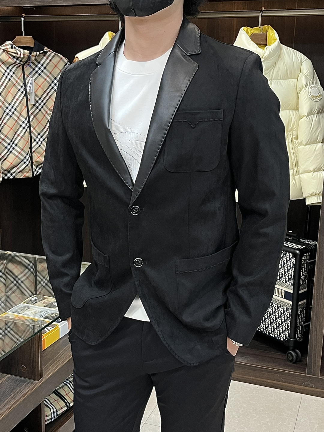 NO:597283,Mainly recommend Armani 2025ss autumn new release Armani blazer jacket, autumn hot style blazer, suede fabric suit!  Wearing it makes you feel comfortable and slim, lazy and casual, and combined with clean and simple colors, it is particularly eye-catching and suitable for daily wear~ We introduce sports items decorated with vibrant prints for a fashionable and quality life!  Size M-3XL H2025 new model debut,,armani,armani,jackets & coats,jackets & coats,business suit,chamois leather,alexander wang19860909主推 Armani 2025ss秋季新款发布阿玛尼西装夹克外套,秋季爆款西装外套,麂皮绒面料西装！穿上就是舒适自在又显瘦的存在,慵懒而随性,结合干净简单的色系就特别耐看,适合日常穿着~倾情推出缀饰活力印花的运动单品,时尚品质生活！ 尺码M-3XL H2025新款首发,,armani,armani,jackets & coats,jackets & coats,business suit,chamois leather,alexander wang,Men's clothing