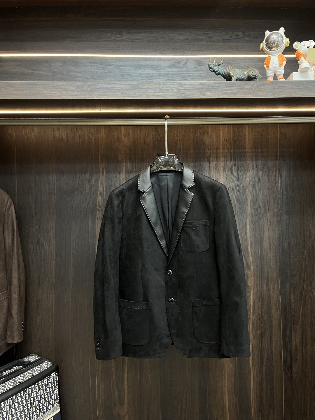 NO:629170,Mainly recommend Armani 2025ss autumn new release Armani blazer jacket, autumn hot style blazer, suede fabric suit!  Wearing it makes you feel comfortable and slim, lazy and casual, and combined with clean and simple colors, it is particularly eye-catching and suitable for daily wear~ We introduce sports items decorated with vibrant prints for a fashionable and quality life!  Size M-3XL H2025 new model debut,,armani,armani,jackets & coats,jackets & coats,business suit,chamois leather,alexander wang19860909主推 Armani 2025ss秋季新款发布阿玛尼西装夹克外套,秋季爆款西装外套,麂皮绒面料西装！穿上就是舒适自在又显瘦的存在,慵懒而随性,结合干净简单的色系就特别耐看,适合日常穿着~倾情推出缀饰活力印花的运动单品,时尚品质生活！ 尺码M-3XL H2025新款首发,,armani,armani,jackets & coats,jackets & coats,business suit,chamois leather,alexander wang,Men's clothing