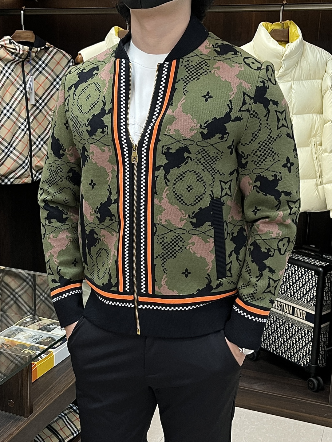 NO:597286,The main recommendation is LV’s 2025ss autumn new release of the Donkey brand baseball collar jacket and autumn hot-selling knitted jacket. Wearing it makes you feel comfortable and slim, lazy and casual, combined with clean and simple colors, it is particularly eye-catching and suitable for daily wear~ We introduce sports items decorated with vibrant prints, fashionable and quality life!  Size M-3XL H2025 new model debut,,louis vuitton,louis vuitton,jackets & coats,jackets & coats,alexander wang19860909主推 LV 2025ss秋季新款发布驴牌棒球领夹克外套,秋季爆款针织外套,穿上就是舒适自在又显瘦的存在,慵懒而随性,结合干净简单的色系就特别耐看,适合日常穿着~倾情推出缀饰活力印花的运动单品,时尚品质生活！ 尺码M-3XL H2025新款首发,,louis vuitton,louis vuitton,jackets & coats,jackets & coats,alexander wang,Men's clothing