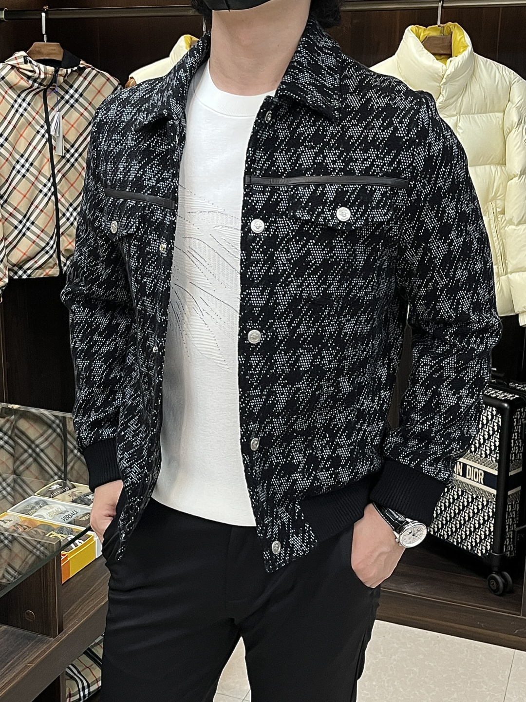 NO:608392,The main recommendation is Dior's 2025ss autumn new release Dior lapel jacket and autumn hot knitted jacket. Wearing it makes you feel comfortable and slim, lazy and casual, combined with clean and simple colors, it is particularly eye-catching and suitable for daily wear~ We introduce sports items decorated with vibrant prints, fashionable and quality life!  Size M-3XL H2025 new model debut,,dior,dior,jackets & coats,jackets & coats,alexander wang19860909主推 Dior 2025ss秋季新款发布迪奥翻领夹克外套,秋季爆款针织外套,穿上就是舒适自在又显瘦的存在,慵懒而随性,结合干净简单的色系就特别耐看,适合日常穿着~倾情推出缀饰活力印花的运动单品,时尚品质生活！ 尺码M-3XL H2025新款首发,,dior,dior,jackets & coats,jackets & coats,alexander wang,Men's clothing