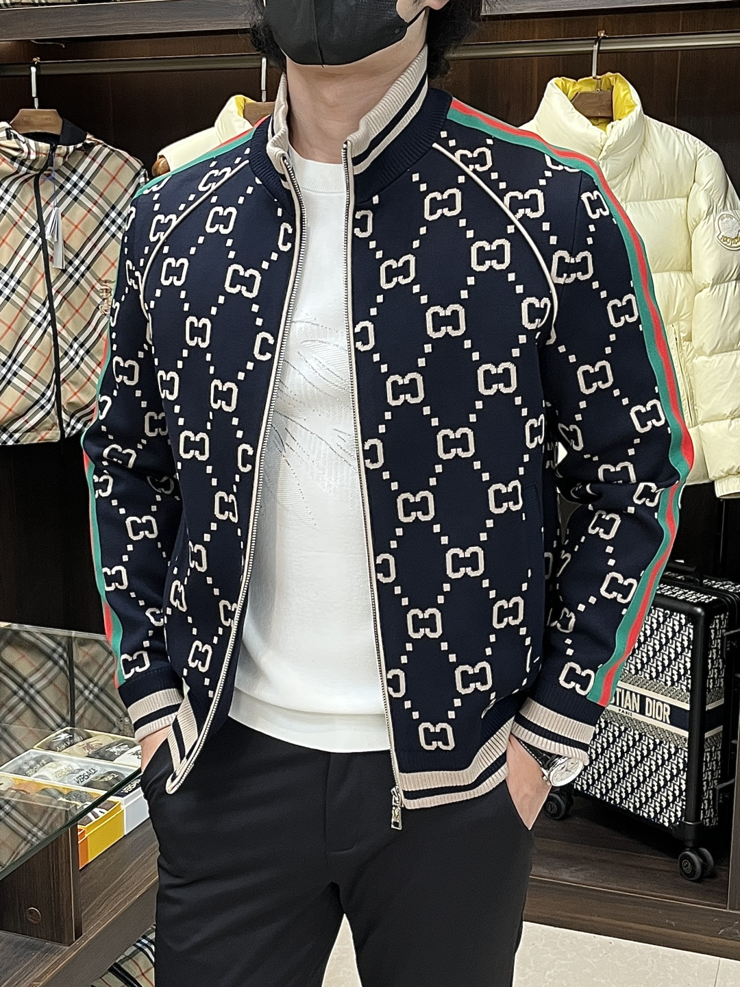 NO:608398,The main recommendation is Gucci's 2025ss autumn new release Gucci stand-up collar jacket and autumn hot-selling knitted jacket. Wearing it makes you feel comfortable and slim, lazy and casual, combined with clean and simple colors, it is particularly eye-catching and suitable for daily wear~ We introduce sports items decorated with vibrant prints, fashionable and quality life!  Size M-3XL H2025 new model debut,,gucci,jackets & coats,jackets & coats,alexander wang19860909主推 Gucci 2025ss秋季新款发布古琦立领夹克外套,秋季爆款针织外套,穿上就是舒适自在又显瘦的存在,慵懒而随性,结合干净简单的色系就特别耐看,适合日常穿着~倾情推出缀饰活力印花的运动单品,时尚品质生活！ 尺码M-3XL H2025新款首发,,gucci,jackets & coats,jackets & coats,alexander wang,Men's clothing