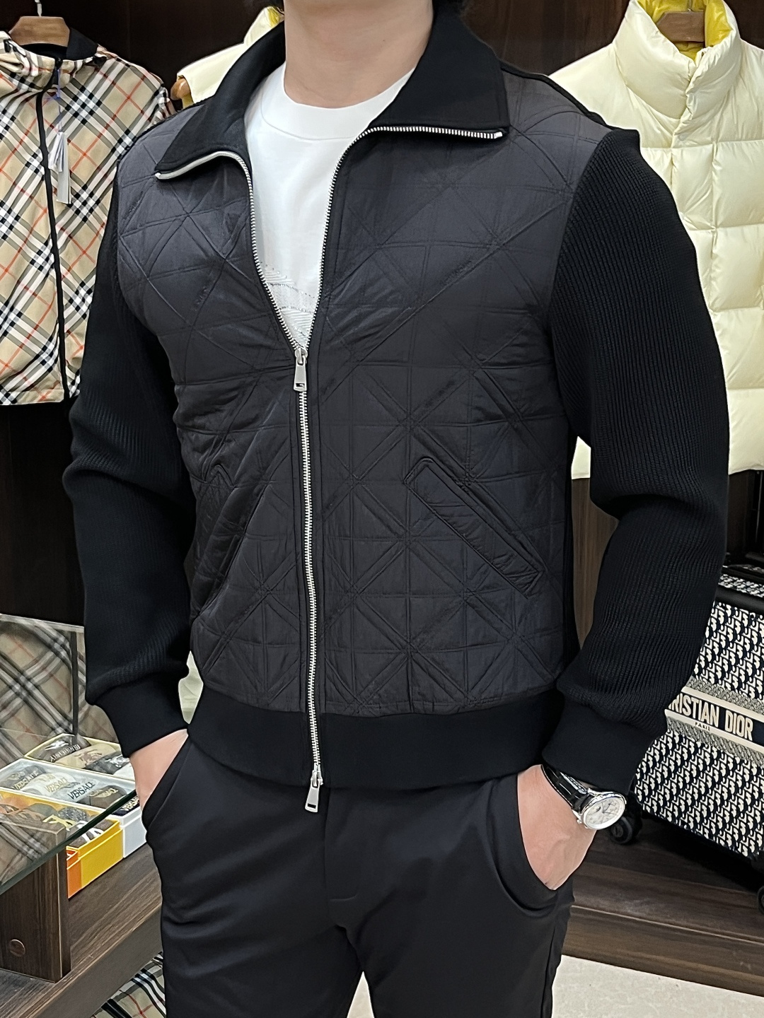 NO:608404,The main recommendation is Armani's 2025ss autumn new release. Armani stand-up collar jackets, autumn hot-selling cotton-padded jackets, are comfortable and slim when worn. They are lazy and casual. Combined with clean and simple colors, they are particularly eye-catching and suitable for daily wear. We introduce sports items decorated with vibrant prints for a fashionable and quality life!  Size M-3XL H2025 new model debut,,armani,armani,jackets & coats,jackets & coats,alexander wang19860909主推 Armani 2025ss秋季新款发布阿玛尼立领夹克外套,秋季爆款棉衣外套,穿上就是舒适自在又显瘦的存在,慵懒而随性,结合干净简单的色系就特别耐看,适合日常穿着~倾情推出缀饰活力印花的运动单品,时尚品质生活！ 尺码M-3XL H2025新款首发,,armani,armani,jackets & coats,jackets & coats,alexander wang,Men's clothing