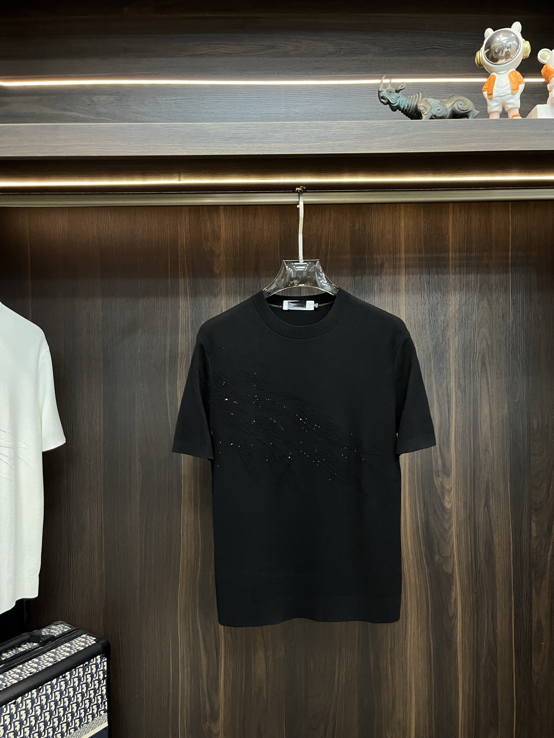 NO:629157,The main recommendation of Armani 2025ss autumn new release is Armani round neck short-sleeved T-shirt, mulberry silk knitted short-sleeved, which makes you feel comfortable and slim when you wear it. It is lazy and casual, and it is particularly attractive when combined with clean and simple colors. It is suitable for daily wear~ We introduce sports items decorated with vibrant prints for fashionable and quality life!  Size M-3XL H2025 new model first release, armani, armani, T-shirt, tees, t-shirt, alexander wang19860909主推 Armani 2025ss秋季新款发布阿玛尼圆领短袖T恤,桑蚕丝针织短袖,穿上就是舒适自在又显瘦的存在,慵懒而随性,结合干净简单的色系就特别耐看,适合日常穿着~倾情推出缀饰活力印花的运动单品,时尚品质生活！ 尺码M-3XL H2025新款首发,,armani,armani,T-shirt,tees，t-shirt,alexander wang,Men's clothing