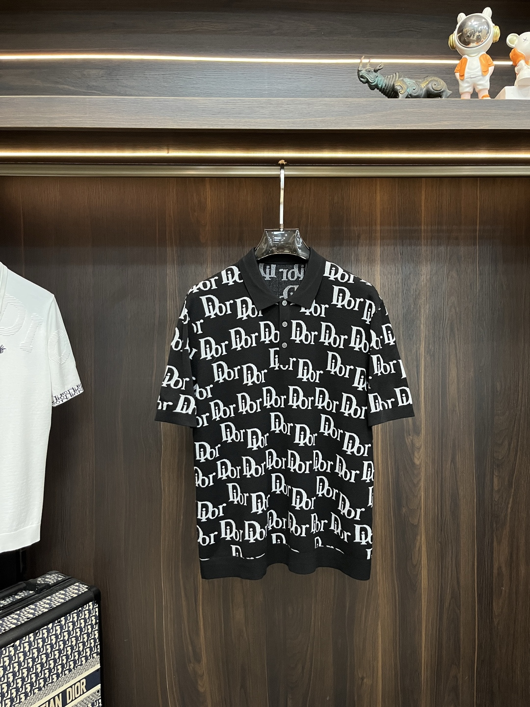 NO:629163,The main recommendation is Dior's 2025ss autumn new release Dior lapel short-sleeved T-shirt, mulberry silk knitted short-sleeved, which makes you feel comfortable and slim when you wear it. It is lazy and casual, and it is particularly attractive when combined with clean and simple colors. It is suitable for daily wear~ We introduce sports items decorated with vibrant prints, fashionable and quality life!  Size M-3XL H2025 new model first release, dior, dior, T-shirt, tees, t-shirt, alexander wang19860909主推 Dior 2025ss秋季新款发布迪奥翻领短袖T恤,桑蚕丝针织短袖,穿上就是舒适自在又显瘦的存在,慵懒而随性,结合干净简单的色系就特别耐看,适合日常穿着~倾情推出缀饰活力印花的运动单品,时尚品质生活！ 尺码M-3XL H2025新款首发,,dior,dior,T-shirt,tees，t-shirt,alexander wang,Men's clothing