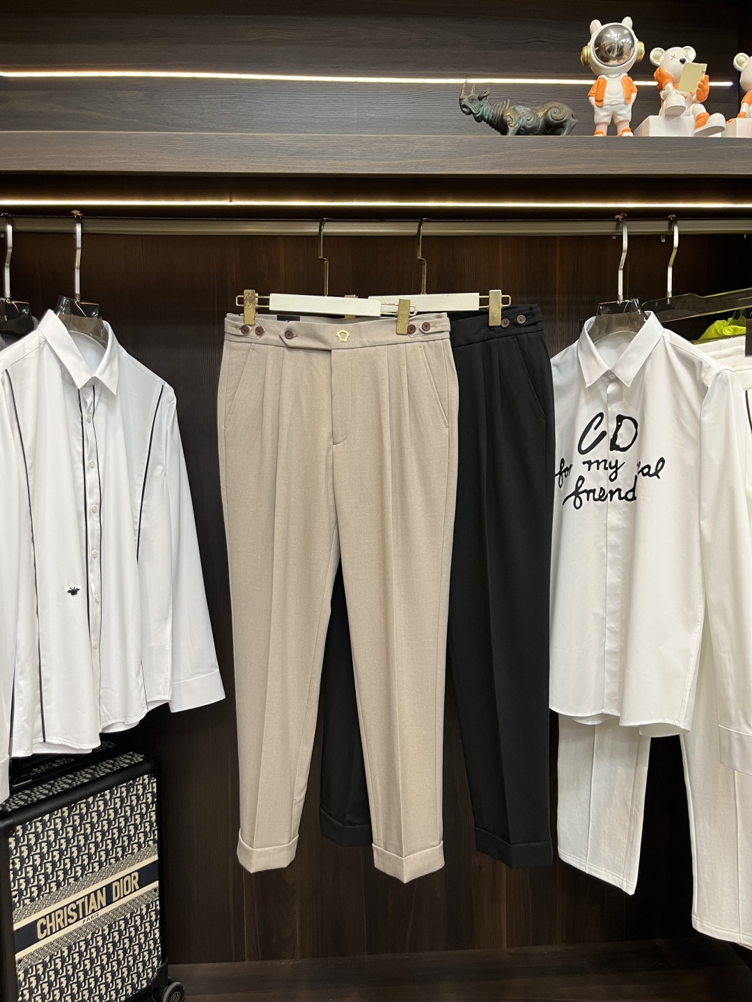 NO:599471,The main recommendation is Versace, which exclusively provides new trendy men's fashionable casual jeans, high-end European original trousers, trendy fashionable casual trousers, with high breathability and comfort, impeccable details, brand element design concept, and high quality. It presents casual tailoring and awesome styles!  Size 29-36 H2025 new model debut,,versace,versace,jeans,alexander wang19860909主推 Versace 范思哲 独家专供新款潮男时尚休闲牛仔裤,高端欧版原单裤子,潮流时尚休闲裤子 透气舒适度高,细节无可挑剔,品牌元素设计理念,体现高品质.呈现休闲裁剪,版型超赞！ 码数29-36 H2025新款首发,,versace,versace,jeans,alexander wang,Men's clothing