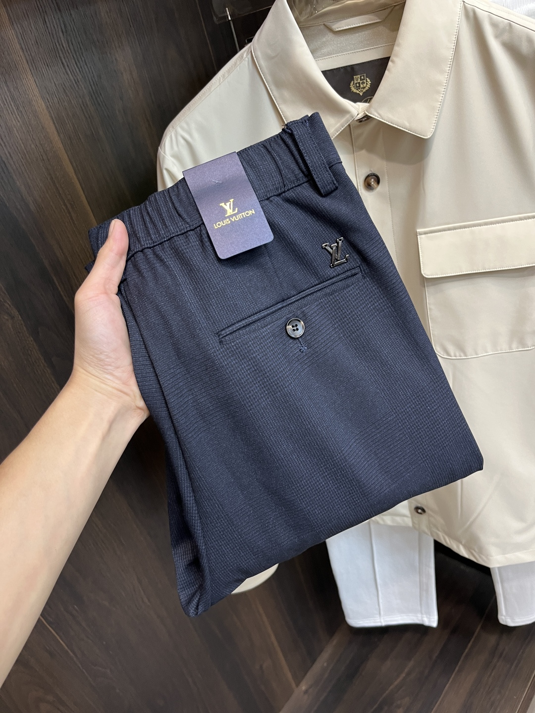 NO:599477,The main recommendation is LV Donkey brand, which exclusively supplies new trendy men's fashionable casual jeans, high-end European original trousers, trendy fashionable casual trousers, with high breathability and comfort, impeccable details, brand element design concept, reflecting high quality. It presents casual tailoring, and the style is awesome!  Size 29-36 H2025 new model debut,,louis vuitton,louis vuitton,jeans,alexander wang19860909主推 LV 驴牌 独家专供新款潮男时尚休闲牛仔裤,高端欧版原单裤子,潮流时尚休闲裤子 透气舒适度高,细节无可挑剔,品牌元素设计理念,体现高品质.呈现休闲裁剪,版型超赞！ 码数29-36 H2025新款首发,,louis vuitton,louis vuitton,jeans,alexander wang,Men's clothing