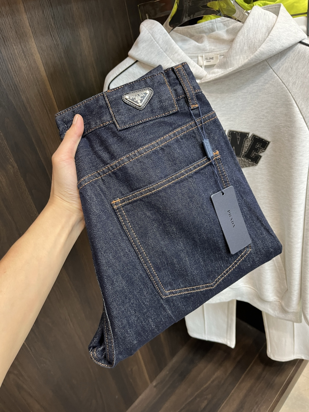 NO:599478,Mainly recommended Prada Prada exclusively provides new trendy men's fashionable casual jeans, high-end European original trousers, trendy fashionable casual trousers with high breathability and comfort, impeccable details, brand element design concept, reflecting high quality. It presents casual tailoring and awesome styles!  Size 29-36 H2025 new model debut, prada, prada, jeans, alexander wang19860909主推 Prada 普拉达 独家专供新款潮男时尚休闲牛仔裤,高端欧版原单裤子,潮流时尚休闲裤子 透气舒适度高,细节无可挑剔,品牌元素设计理念,体现高品质.呈现休闲裁剪,版型超赞！ 码数29-36 H2025新款首发,,prada,prada,jeans,alexander wang,Men's clothing