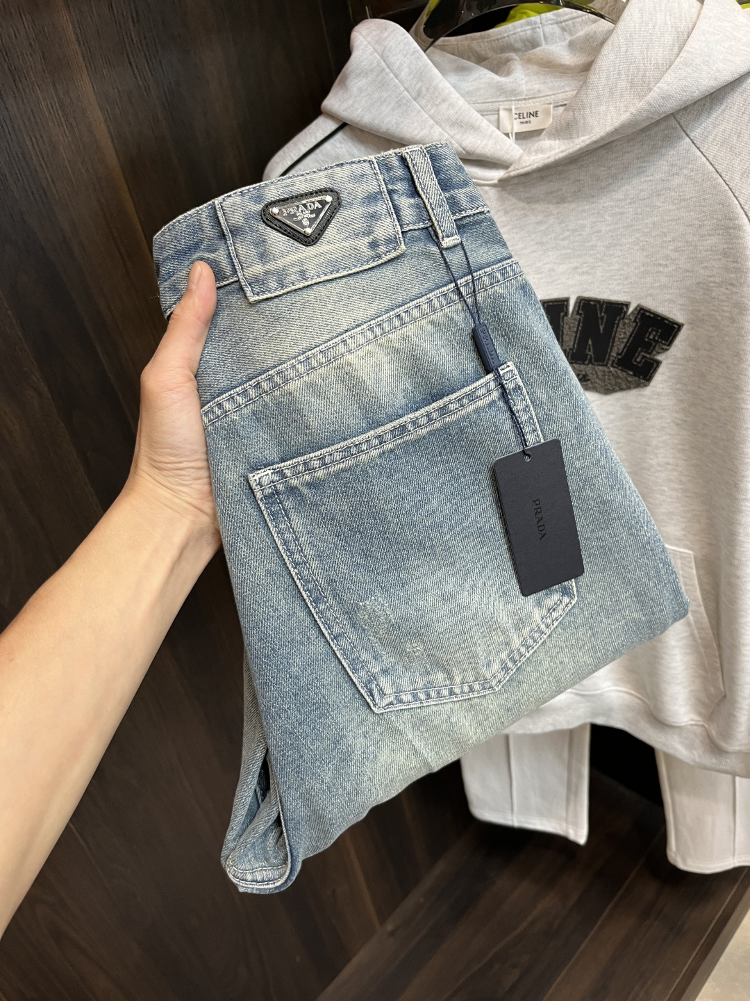 NO:600780,Mainly recommended Prada Prada exclusively provides new trendy men's fashionable casual jeans, high-end European original trousers, trendy fashionable casual trousers with high breathability and comfort, impeccable details, brand element design concept, reflecting high quality. It presents casual tailoring and awesome styles!  Size 29-36 H2025 new model debut, prada, prada, jeans, alexander wang19860909主推 Prada 普拉达 独家专供新款潮男时尚休闲牛仔裤,高端欧版原单裤子,潮流时尚休闲裤子 透气舒适度高,细节无可挑剔,品牌元素设计理念,体现高品质.呈现休闲裁剪,版型超赞！ 码数29-36 H2025新款首发,,prada,prada,jeans,alexander wang,Men's clothing