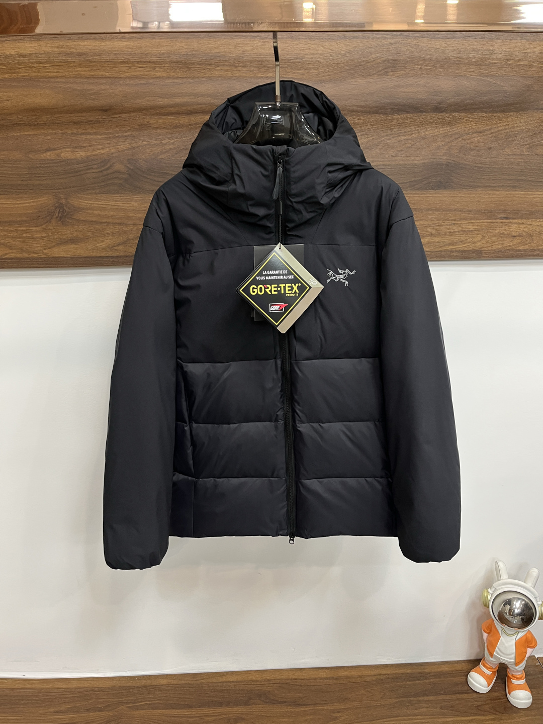 NO:625618,The main down recommendation is Arc'teryx MACAI jacket. It is in stock after it is sold. Recommend with confidence!  Exclusive infrared temperature control lining, breathable and thermal insulation!  Extreme cold temperatures can't stop your performance on the curves. This Macai jacket is specially designed to withstand cold weather. It not only has good thermal performance, but also provides wind and rain protection, and has a condensed and elegant appearance. It is filled with exclusive RDS-certified European goose down to ensure you long-lasting comfort even when the cold is raging. Breathable GORE-TEX  The fabric can protect you from wind, rain and snow. When the weather clears, the DropHood filling can be removed, and the PowderGuard mesh slits can release excess heat without missing a snowflake. Weight Approximately 1000 g / 2 lb 3.3 oz Style Standard cut Technical features Waterproof Breathable Warmth Wear-resistant Structure Taped seams for better weatherproofing  Micro seams (1.6mm) reduce cumbersomeness and weight. Smooth inner fabric for easy layering. Flexible N40p-X 3L GORE-TEX fabric adopts warp knitting technology. Uses composite down material, with chemical fiber insulation in sweat-prone areas; the main part is down, highly warm. Down Contour LT fabric is warm and compressible to save space. Design and style. Standard style ensures freedom of movement and ample space, and can be worn with other clothing. Tailoring  Three-dimensional shaping for better fit and comfort. Stitched elbows. Non-stretch armpit gussets. Hood design. Adjustable hood drawstring. Thermal helmet compatible with Drop Hood. Detachable hood. Collar design. Warm collar. Zipper and front crotch opening design. WaterTight outer zipper. WaterTight Vislon main zipper. Underarm zipper with PowderGuard mesh base for easy ventilation and heat dissipation. Cuffs and sleeve design. Loose cuffs for easy wearing of gloves.  Adjustable Velcro strap Hem design Adjustable hem drawstring Straight hem Pocket design Taped zippered inner chest pocket Two zippered pockets Left sleeve pocket for RFID ski pass Internal mesh storage pocket Note WaterTight zippers are highly water-resistant but not waterproof. Please do not put items that can be damaged by moisture in the pocket. Ski equipment features Wind skirt with elastic and snap buttons Recco reflective strips Sustainability  Responsible Down Standard (RDS) certified product Contains materials that meet bluesign standards Black Blue M-3XL H2025 new release, arc'teryx, skirts, jackets & coats, down jacket, gloves, hats, alexander wang19860909羽绒主推 始祖鸟 MACAI夹克 卖了就有货 放心推！独家红外控温内里,透气保温！ 极度低温无法阻挡你在弯道上的表现.这款Macai夹克专为抵御寒冷天气而设计,不仅具有良好的保暖性能,还可提供防风雨保护,外观也凝练优雅.采用独家专供经RDS认证的欧洲鹅绒填充棉羽,即便在严寒肆虐之时也保你持久舒适,透气GORE-TEX 面料可遮蔽风、雨、雪的侵袭.天气放晴时可将DropHood填充棉羽拆出,PowderGuard网眼开衩可释放多余热量,而不会漏过一片雪花. 重量 约1000 g / 2 lb 3.3 oz 款型 标准剪裁 技术特点 防水 透气 保暖 耐磨 结构 贴带接缝,防风雨更佳 微缝头（1.6mm）减少累赘和重量 光滑内面面料,方便分层穿着 柔韧的N40p-X 3L GORE-TEX面料采用经编技术 采用复合羽绒材料,易汗湿区搭配化纤保暖；主要部位为羽绒,高度保暖 Down Contour LT面料保暖、可压缩节省空间 设计和款式 标准款式可确保活动自由度并且空间充裕,可与其他衣物搭配穿着 剪裁 立体整形,更合身舒适 拼接手肘 无拉伸腋下插角布 帽子设计 可调帽子抽绳 保暖头盔兼容Drop Hood 可拆卸帽兜 领子设计 保暖领子 拉链及前裆开口设计 WaterTight外侧拉链 WaterTight Vislon主拉链 腋下拉链配PowderGuard网眼底料,便于通风散热 袖口及袖子设计 宽松的袖口便于佩戴手套 可调Velcro魔术贴调节带 下摆设计 可调下摆抽绳 直下摆 口袋设计 压胶拉链内侧胸袋 两个拉链口袋 左侧袖袋可存放RFID滑雪票 内侧网眼储物袋 备注WaterTight拉链高度耐水但不防水.请不要把湿气能损坏的物品放在口袋里. 滑雪用品特点 风裙有橡筋和按扣 Recco反光条 Sustainability 负责任的羽绒标准(RDS)认证产品 含有符合bluesign标准的材料 黑色 蓝色 M-3XL H2025新款首发,arc'teryx,skirts,jackets & coats,down jacket,gloves,hats,alexander wang,Men's clothing