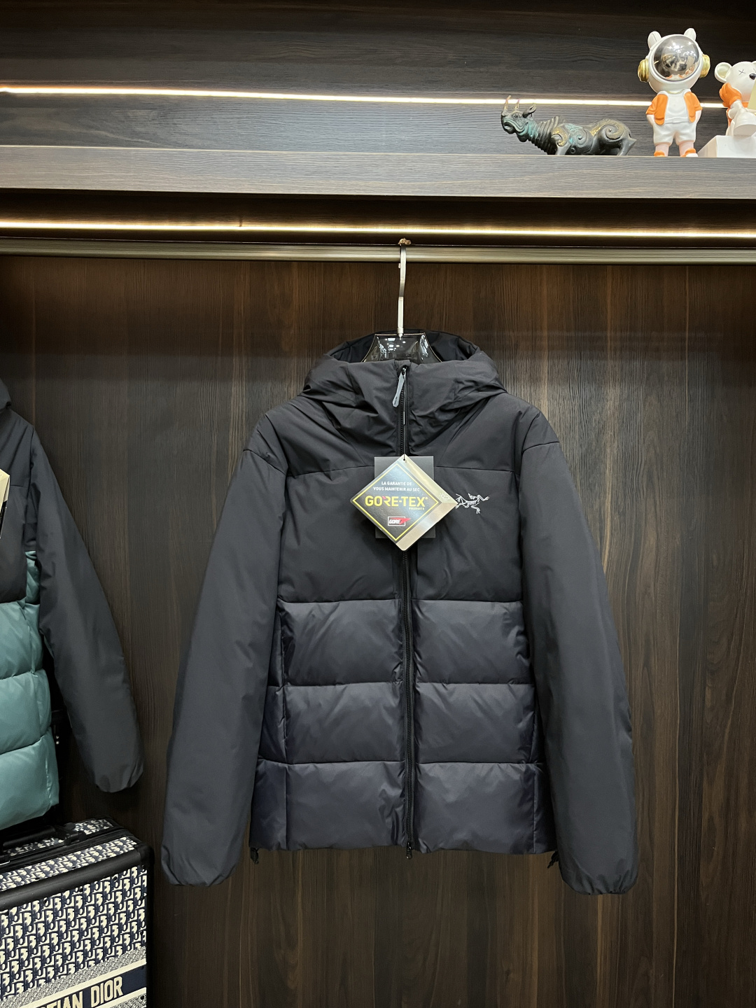 NO:599482,The main down recommendation is Arc'teryx MACAI jacket. It is in stock after it is sold. Recommend with confidence!  Exclusive infrared temperature control lining, breathable and thermal insulation!  Extreme cold temperatures can't stop your performance on the curves. This Macai jacket is specially designed to withstand cold weather. It not only has good thermal performance, but also provides wind and rain protection, and has a condensed and elegant appearance. It is filled with exclusive RDS-certified European goose down to ensure you long-lasting comfort even when the cold is raging. Breathable GORE-TEX  The fabric can protect you from wind, rain and snow. When the weather clears, the DropHood filling can be removed, and the PowderGuard mesh slits can release excess heat without missing a snowflake. Weight Approximately 1000 g / 2 lb 3.3 oz Style Standard cut Technical features Waterproof Breathable Warmth Wear-resistant Structure Taped seams for better weatherproofing  Micro seams (1.6mm) reduce cumbersomeness and weight. Smooth inner fabric for easy layering. Flexible N40p-X 3L GORE-TEX fabric adopts warp knitting technology. Uses composite down material, with chemical fiber insulation in sweat-prone areas; the main part is down, highly warm. Down Contour LT fabric is warm and compressible to save space. Design and style. Standard style ensures freedom of movement and ample space, and can be worn with other clothing. Tailoring  Three-dimensional shaping for better fit and comfort. Stitched elbows. Non-stretch armpit gussets. Hood design. Adjustable hood drawstring. Thermal helmet compatible with Drop Hood. Detachable hood. Collar design. Warm collar. Zipper and front crotch opening design. WaterTight outer zipper. WaterTight Vislon main zipper. Underarm zipper with PowderGuard mesh base for easy ventilation and heat dissipation. Cuffs and sleeve design. Loose cuffs for easy wearing of gloves.  Adjustable Velcro strap Hem design Adjustable hem drawstring Straight hem Pocket design Taped zippered inner chest pocket Two zippered pockets Left sleeve pocket for RFID ski pass Internal mesh storage pocket Note WaterTight zippers are highly water-resistant but not waterproof. Please do not put items that can be damaged by moisture in the pocket. Ski equipment features Wind skirt with elastic and snap buttons Recco reflective strips Sustainability  Responsible Down Standard (RDS) certified product Contains materials that meet bluesign standards Black Blue M-3XL H2025 new release, arc'teryx, skirts, jackets & coats, down jacket, gloves, hats, alexander wang19860909羽绒主推 始祖鸟 MACAI夹克 卖了就有货 放心推！独家红外控温内里,透气保温！ 极度低温无法阻挡你在弯道上的表现.这款Macai夹克专为抵御寒冷天气而设计,不仅具有良好的保暖性能,还可提供防风雨保护,外观也凝练优雅.采用独家专供经RDS认证的欧洲鹅绒填充棉羽,即便在严寒肆虐之时也保你持久舒适,透气GORE-TEX 面料可遮蔽风、雨、雪的侵袭.天气放晴时可将DropHood填充棉羽拆出,PowderGuard网眼开衩可释放多余热量,而不会漏过一片雪花. 重量 约1000 g / 2 lb 3.3 oz 款型 标准剪裁 技术特点 防水 透气 保暖 耐磨 结构 贴带接缝,防风雨更佳 微缝头（1.6mm）减少累赘和重量 光滑内面面料,方便分层穿着 柔韧的N40p-X 3L GORE-TEX面料采用经编技术 采用复合羽绒材料,易汗湿区搭配化纤保暖；主要部位为羽绒,高度保暖 Down Contour LT面料保暖、可压缩节省空间 设计和款式 标准款式可确保活动自由度并且空间充裕,可与其他衣物搭配穿着 剪裁 立体整形,更合身舒适 拼接手肘 无拉伸腋下插角布 帽子设计 可调帽子抽绳 保暖头盔兼容Drop Hood 可拆卸帽兜 领子设计 保暖领子 拉链及前裆开口设计 WaterTight外侧拉链 WaterTight Vislon主拉链 腋下拉链配PowderGuard网眼底料,便于通风散热 袖口及袖子设计 宽松的袖口便于佩戴手套 可调Velcro魔术贴调节带 下摆设计 可调下摆抽绳 直下摆 口袋设计 压胶拉链内侧胸袋 两个拉链口袋 左侧袖袋可存放RFID滑雪票 内侧网眼储物袋 备注WaterTight拉链高度耐水但不防水.请不要把湿气能损坏的物品放在口袋里. 滑雪用品特点 风裙有橡筋和按扣 Recco反光条 Sustainability 负责任的羽绒标准(RDS)认证产品 含有符合bluesign标准的材料 黑色 蓝色 M-3XL H2025新款首发,arc'teryx,skirts,jackets & coats,down jacket,gloves,hats,alexander wang,Men's clothing