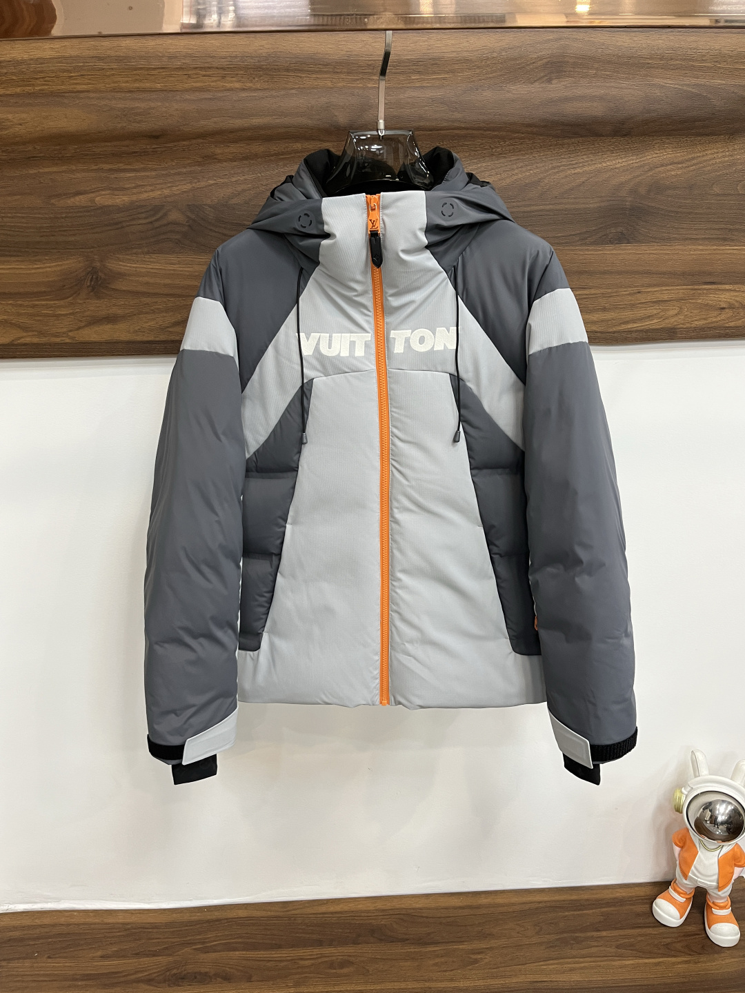 NO:600807,Mainly recommending down LV 2025 latest fashion designer style down jacket, donkey brand hooded down jacket, top light luxury down jacket in winter, popular down jacket with classic triangle metal logo on the chest, 90# white goose down filling, detachable hood, every detail shows craftsmanship, enough advanced structural tailoring design changes to show men's diverse image changes, slim fit, tailoring, to meet the current popular multi-layered outfits, versatile styles in life!  Color gray and white Size M-3XL H2025 new model debut,,louis vuitton,louis vuitton,jackets & coats,down jacket,hats,alexander wang19860909主推羽绒 LV 2025最新款时尚设计师款羽绒外套驴牌连帽羽绒服,冬季顶级轻奢羽绒服,胸前经典三角金属logo爆款羽绒服,90#白鹅绒填充,帽可拆,处处细节显工艺足够的高级结构性剪裁的设计改变来展现男士多样的形象变化,修身利落、剪裁合体,满足时下正流行的多层次穿搭,生活百搭款式！ 颜色灰白 码数M-3XL H2025新款首发,,louis vuitton,louis vuitton,jackets & coats,down jacket,hats,alexander wang,Men's clothing