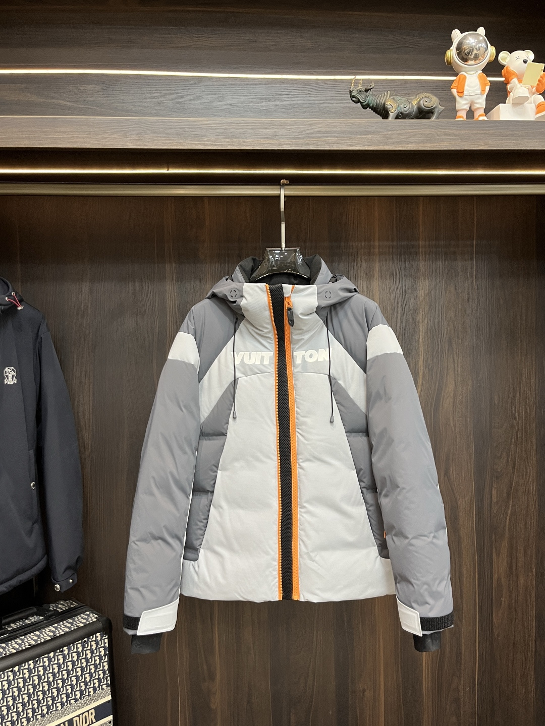 NO:599484,Mainly recommending down LV 2025 latest fashion designer style down jacket, donkey brand hooded down jacket, top light luxury down jacket in winter, popular down jacket with classic triangle metal logo on the chest, 90# white goose down filling, detachable hood, every detail shows craftsmanship, enough advanced structural tailoring design changes to show men's diverse image changes, slim fit, tailoring, to meet the current popular multi-layered outfits, versatile styles in life!  Color gray and white Size M-3XL H2025 new model debut,,louis vuitton,louis vuitton,jackets & coats,down jacket,hats,alexander wang19860909主推羽绒 LV 2025最新款时尚设计师款羽绒外套驴牌连帽羽绒服,冬季顶级轻奢羽绒服,胸前经典三角金属logo爆款羽绒服,90#白鹅绒填充,帽可拆,处处细节显工艺足够的高级结构性剪裁的设计改变来展现男士多样的形象变化,修身利落、剪裁合体,满足时下正流行的多层次穿搭,生活百搭款式！ 颜色灰白 码数M-3XL H2025新款首发,,louis vuitton,louis vuitton,jackets & coats,down jacket,hats,alexander wang,Men's clothing