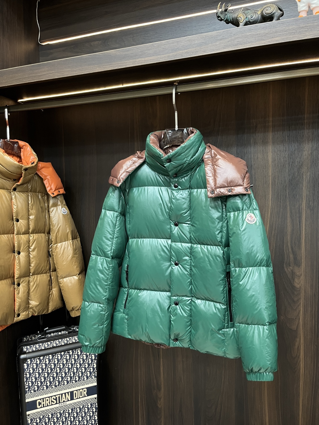 主推羽绒🌹Moncler 2025最新款时尚设计师款羽绒外套❤️蒙口连帽羽绒服，冬季顶级轻奢羽绒服，胸前