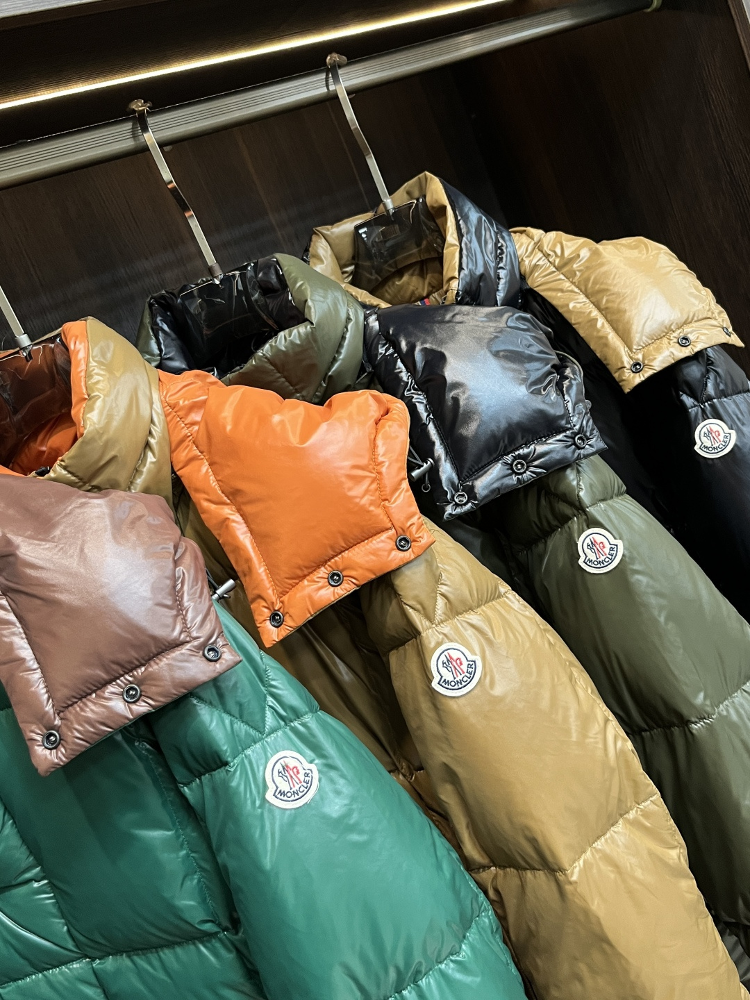 主推羽绒🌹Moncler 2025最新款时尚设计师款羽绒外套❤️蒙口连帽羽绒服，冬季顶级轻奢羽绒服，胸前