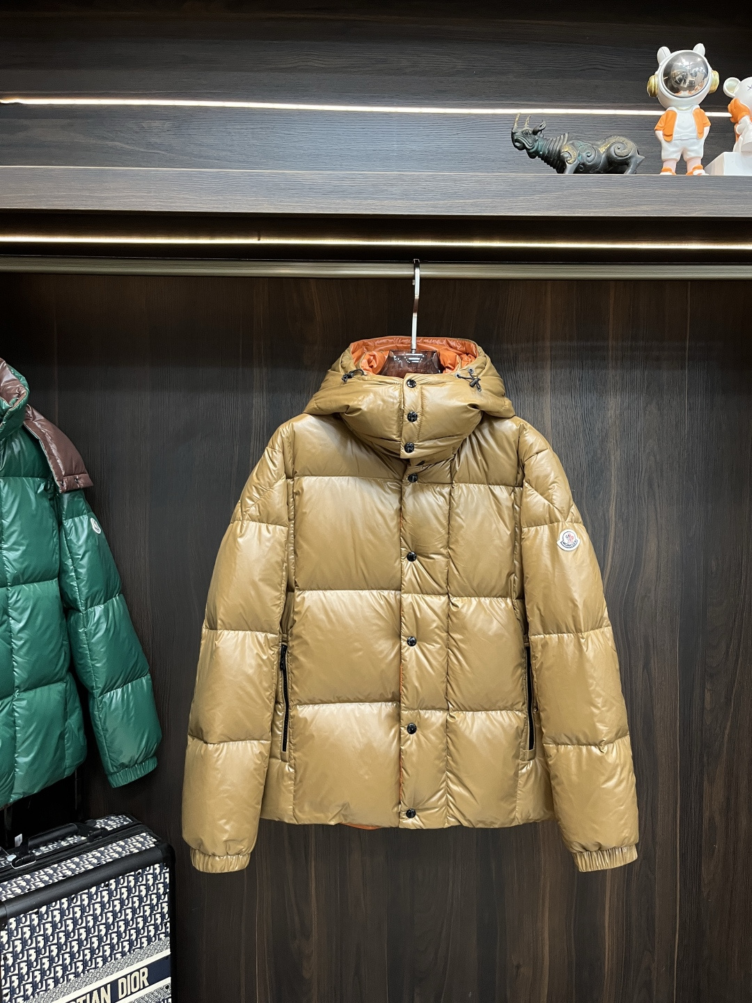 NO:683650,The main recommendation is the down Moncler 2025 latest fashion designer down jacket, hooded down jacket, top light luxury down jacket in winter, popular down jacket with classic triangle metal logo on the chest, 90# white goose down filling, detachable hood, every detail shows craftsmanship, enough advanced structural tailoring design changes to show men's diverse image changes, slim fit, tailoring, to meet the current popular multi-layered outfits, versatile style for life!  Color Black Green Brown Blue Size M-3XL H2025 New Release, Moncler, jackets & coats, down jacket, hats,19860909主推羽绒 Moncler 2025最新款时尚设计师款羽绒外套蒙口连帽羽绒服,冬季顶级轻奢羽绒服,胸前经典三角金属logo爆款羽绒服,90#白鹅绒填充,帽可拆,处处细节显工艺足够的高级结构性剪裁的设计改变来展现男士多样的形象变化,修身利落、剪裁合体,满足时下正流行的多层次穿搭,生活百搭款式！ 颜色黑色 绿色 咖色 蓝色 码数M-3XL H2025新款首发,,Moncler,jackets & coats,down jacket,hats,,Men's clothing