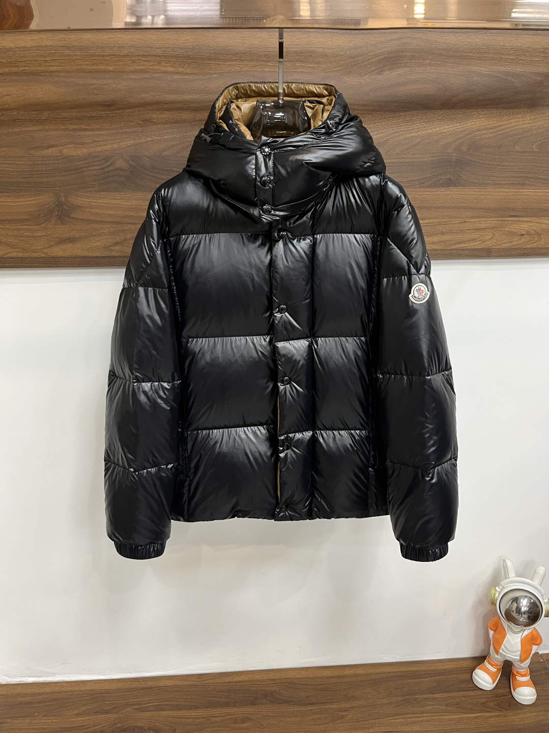 NO:608379,The main recommendation is the down Moncler 2025 latest fashion designer down jacket, hooded down jacket, top light luxury down jacket in winter, popular down jacket with classic triangle metal logo on the chest, 90# white goose down filling, detachable hood, every detail shows craftsmanship, enough advanced structural tailoring design changes to show men's diverse image changes, slim fit, tailoring, to meet the current popular multi-layered outfits, versatile style for life!  Color Black Green Brown Blue Size M-3XL H2025 new model debut,,Moncler,jackets & coats,down jacket,hats,alexander wang19860909主推羽绒 Moncler 2025最新款时尚设计师款羽绒外套蒙口连帽羽绒服,冬季顶级轻奢羽绒服,胸前经典三角金属logo爆款羽绒服,90#白鹅绒填充,帽可拆,处处细节显工艺足够的高级结构性剪裁的设计改变来展现男士多样的形象变化,修身利落、剪裁合体,满足时下正流行的多层次穿搭,生活百搭款式！ 颜色黑色 绿色 咖色 蓝色 码数M-3XL H2025新款首发,,Moncler,jackets & coats,down jacket,hats,alexander wang,Men's clothing