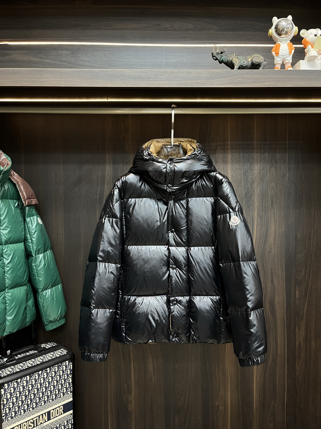 NO:599486,The main recommendation is the down Moncler 2025 latest fashion designer down jacket, hooded down jacket, top light luxury down jacket in winter, popular down jacket with classic triangle metal logo on the chest, 90# white goose down filling, detachable hood, every detail shows craftsmanship, enough advanced structural tailoring design changes to show men's diverse image changes, slim fit, tailoring, to meet the current popular multi-layered outfits, versatile style for life!  Color Black Green Brown Blue Size M-3XL H2025 new model debut,,Moncler,jackets & coats,down jacket,hats,alexander wang19860909主推羽绒 Moncler 2025最新款时尚设计师款羽绒外套蒙口连帽羽绒服,冬季顶级轻奢羽绒服,胸前经典三角金属logo爆款羽绒服,90#白鹅绒填充,帽可拆,处处细节显工艺足够的高级结构性剪裁的设计改变来展现男士多样的形象变化,修身利落、剪裁合体,满足时下正流行的多层次穿搭,生活百搭款式！ 颜色黑色 绿色 咖色 蓝色 码数M-3XL H2025新款首发,,Moncler,jackets & coats,down jacket,hats,alexander wang,Men's clothing