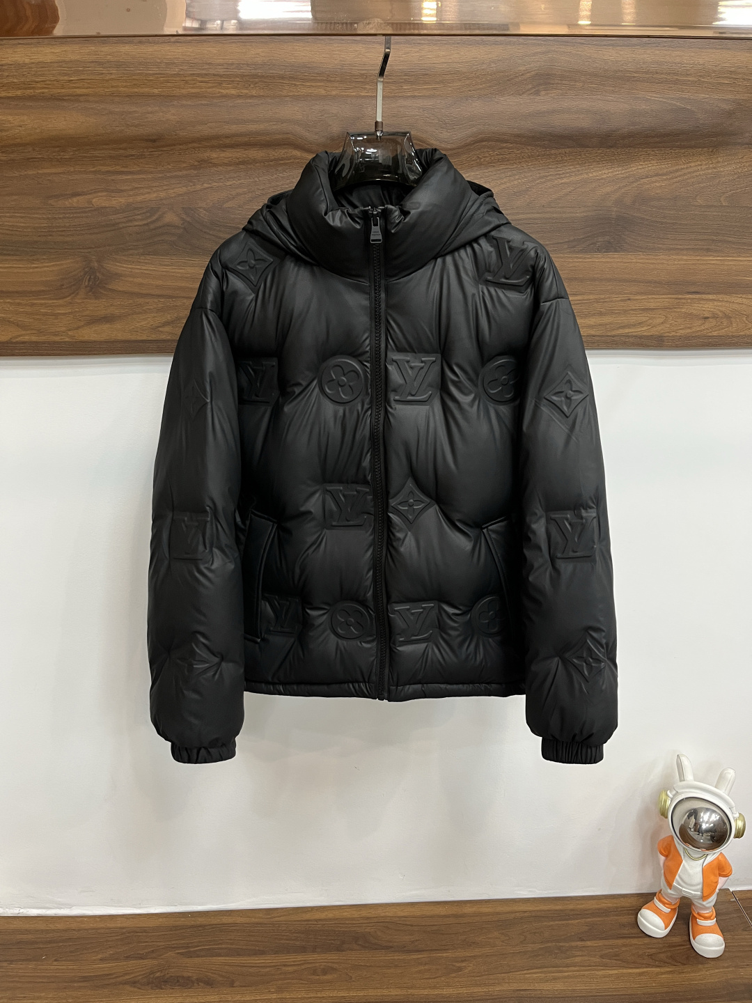 NO:600809,Mainly recommending down LV 2025 latest fashion designer style down jacket, donkey brand hooded down jacket, top light luxury down jacket in winter, popular down jacket with classic triangle metal logo on the chest, 90# white goose down filling, detachable hood, every detail shows craftsmanship, enough advanced structural tailoring design changes to show men's diverse image changes, slim fit, tailoring, to meet the current popular multi-layered outfits, versatile styles in life!  Color black gray Size M-3XL H2025 new model debut,,louis vuitton,louis vuitton,jackets & coats,down jacket,hats,alexander wang19860909主推羽绒 LV 2025最新款时尚设计师款羽绒外套驴牌连帽羽绒服,冬季顶级轻奢羽绒服,胸前经典三角金属logo爆款羽绒服,90#白鹅绒填充,帽可拆,处处细节显工艺足够的高级结构性剪裁的设计改变来展现男士多样的形象变化,修身利落、剪裁合体,满足时下正流行的多层次穿搭,生活百搭款式！ 颜色黑色 灰色 码数M-3XL H2025新款首发,,louis vuitton,louis vuitton,jackets & coats,down jacket,hats,alexander wang,Men's clothing