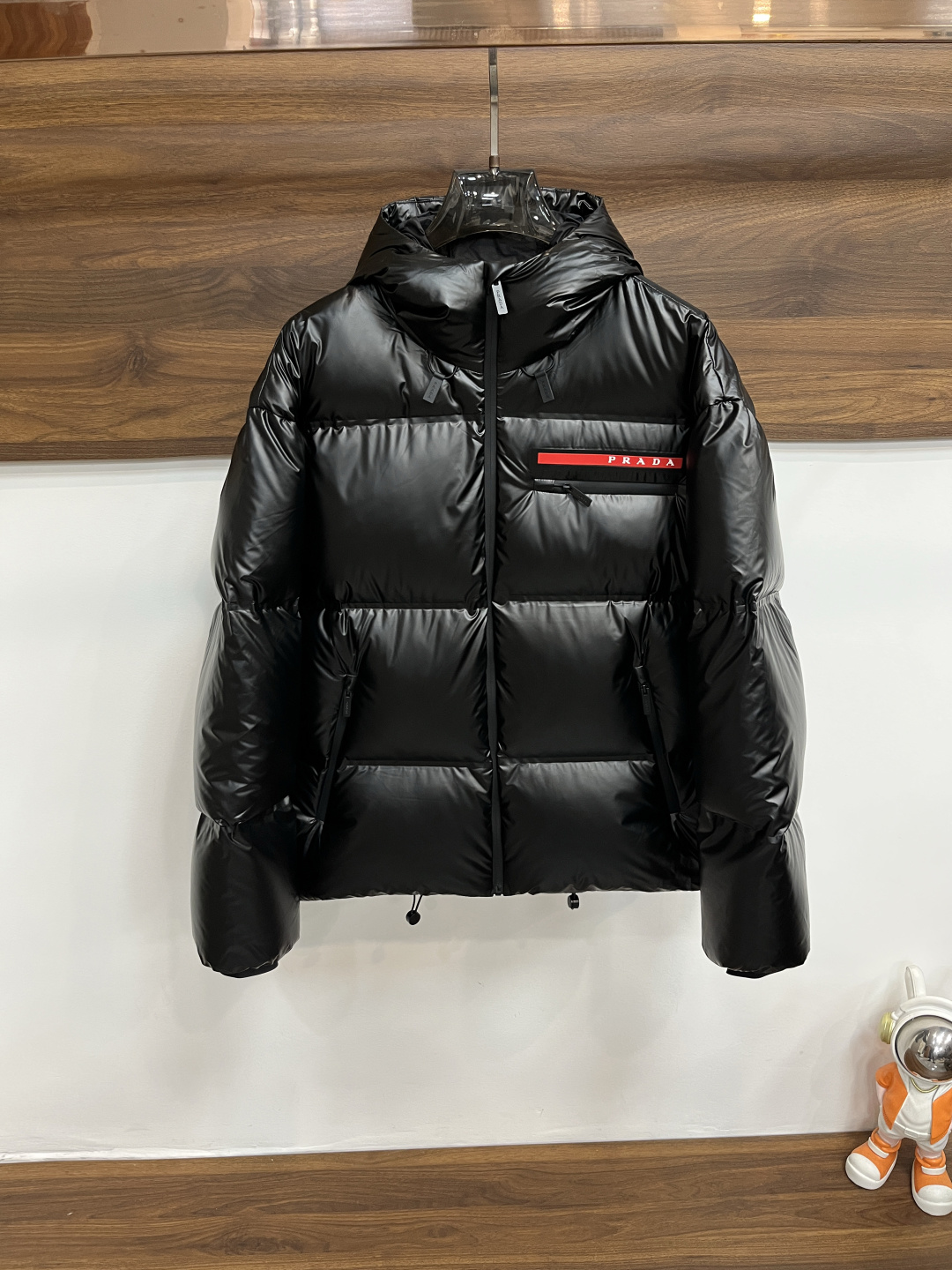 NO:600811,Mainly recommend down Prada 2025 latest fashion designer down jacket Prada hooded down jacket, top light luxury down jacket in winter, popular down jacket with classic triangle metal logo on the chest, 90# white goose down filling, detachable hood, every detail shows craftsmanship, enough advanced structural tailoring design changes to show men's diverse image changes, slim fit, tailoring, to meet the current popular multi-layered wear, versatile style in life!  Color black Size M-3XL H2025 new model debut, prada, prada, jackets & coats, down jacket, hats, alexander wang19860909主推羽绒 Prada 2025最新款时尚设计师款羽绒外套普拉达连帽羽绒服,冬季顶级轻奢羽绒服,胸前经典三角金属logo爆款羽绒服,90#白鹅绒填充,帽可拆,处处细节显工艺足够的高级结构性剪裁的设计改变来展现男士多样的形象变化,修身利落、剪裁合体,满足时下正流行的多层次穿搭,生活百搭款式！ 颜色黑色 码数M-3XL H2025新款首发,,prada,prada,jackets & coats,down jacket,hats,alexander wang,Men's clothing