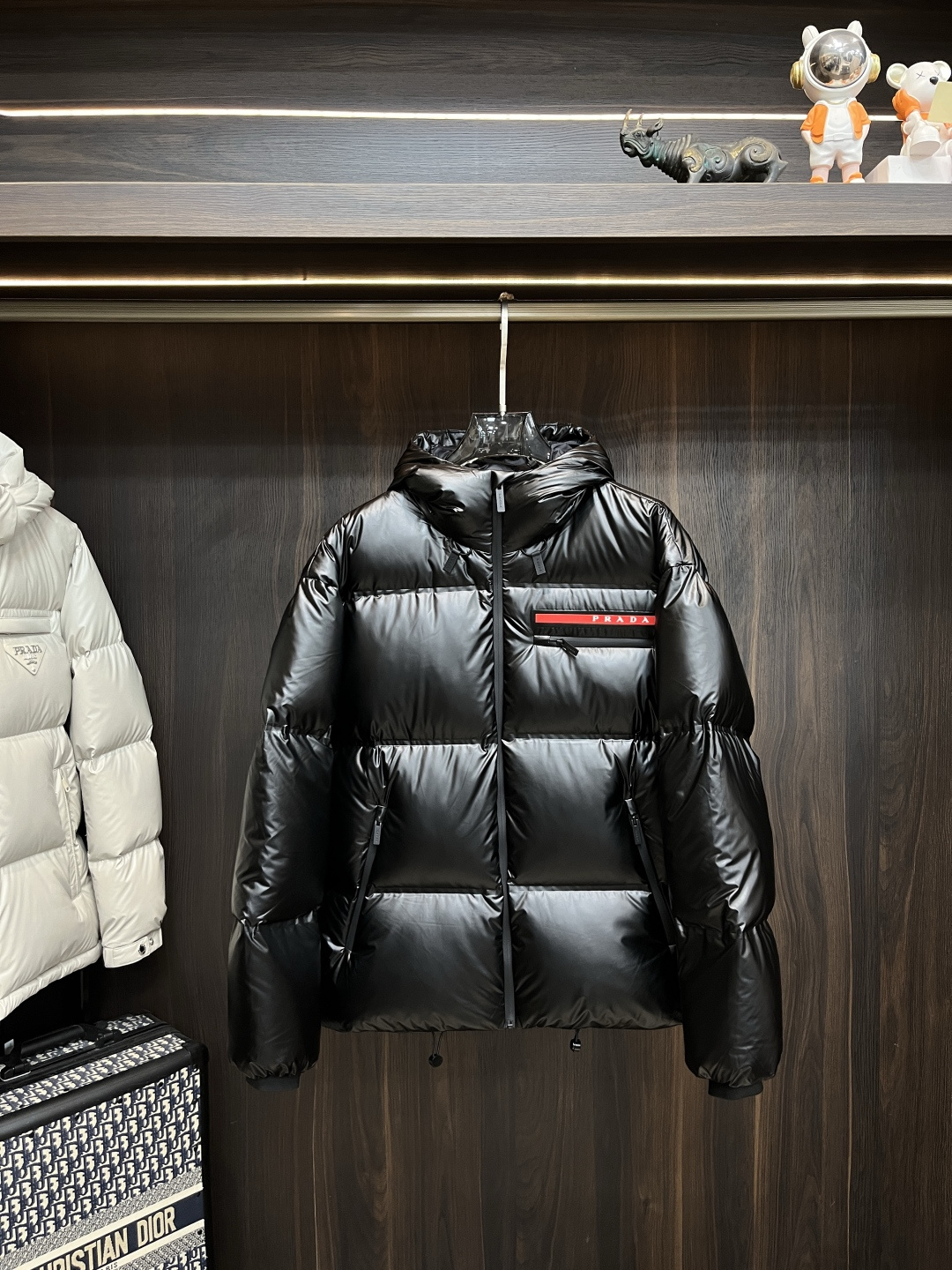 NO:608376,Mainly recommend down Prada 2025 latest fashion designer down jacket Prada hooded down jacket, top light luxury down jacket in winter, popular down jacket with classic triangle metal logo on the chest, 90# white goose down filling, detachable hood, every detail shows craftsmanship, enough advanced structural tailoring design changes to show men's diverse image changes, slim fit, tailoring, to meet the current popular multi-layered wear, versatile style in life!  Color black Size M-3XL H2025 new model debut, prada, prada, jackets & coats, down jacket, hats, alexander wang19860909主推羽绒 Prada 2025最新款时尚设计师款羽绒外套普拉达连帽羽绒服,冬季顶级轻奢羽绒服,胸前经典三角金属logo爆款羽绒服,90#白鹅绒填充,帽可拆,处处细节显工艺足够的高级结构性剪裁的设计改变来展现男士多样的形象变化,修身利落、剪裁合体,满足时下正流行的多层次穿搭,生活百搭款式！ 颜色黑色 码数M-3XL H2025新款首发,,prada,prada,jackets & coats,down jacket,hats,alexander wang,Men's clothing