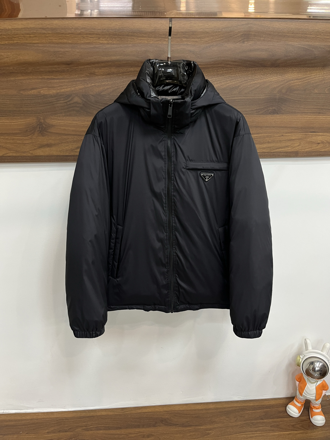 NO:600813,Mainly recommending down Prada 2025 latest fashion designer down jacket Prada hooded down jacket, double-sided winter top light luxury down jacket, classic triangle metal logo explosive down jacket on the chest, 90# white goose down filling, detachable hood, every detail shows craftsmanship. Sufficient advanced structural tailoring design changes to show men's diverse image changes, slim fit, tailoring, to meet the current popular multi-layered wear, versatile style in life!  Color black blue Size M-3XL H2025 new model debut, prada, prada, jackets & coats, down jacket, hats, alexander wang19860909主推羽绒 Prada 2025最新款时尚设计师款羽绒外套普拉达连帽羽绒服,双面穿冬季顶级轻奢羽绒服,胸前经典三角金属logo爆款羽绒服,90#白鹅绒填充,帽可拆,处处细节显工艺足够的高级结构性剪裁的设计改变来展现男士多样的形象变化,修身利落、剪裁合体,满足时下正流行的多层次穿搭,生活百搭款式！ 颜色黑色 蓝色 码数M-3XL H2025新款首发,,prada,prada,jackets & coats,down jacket,hats,alexander wang,Men's clothing