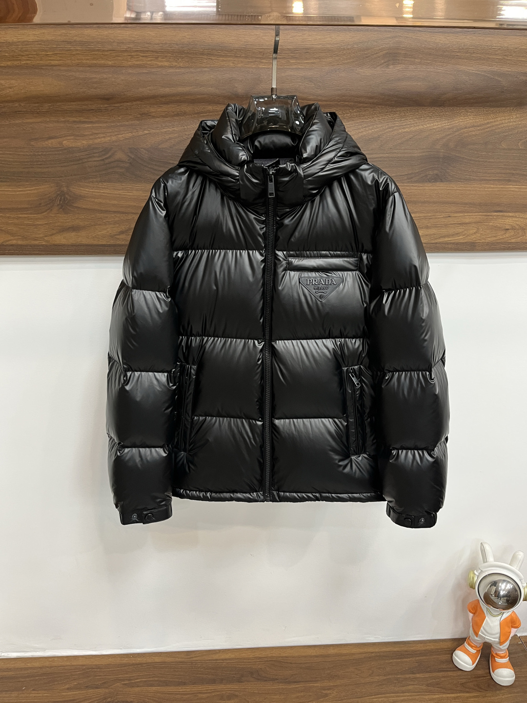 NO:600815,Mainly recommending down Prada 2025 latest fashion designer down jacket Prada hooded down jacket, top light luxury down jacket in winter, detachable hood, classic triangle metal logo explosive down jacket on the chest, 90# white goose down filling, detachable hood, every detail shows craftsmanship, enough advanced structural tailoring design changes to show men's diverse image changes, slim fit, tailoring, to meet the current popular multi-layered wear, versatile style in life!  Color black off-white Size M-3XL H2025 new model debut, prada, prada, jackets & coats, down jacket, hats, alexander wang19860909主推羽绒 Prada 2025最新款时尚设计师款羽绒外套普拉达连帽羽绒服,冬季顶级轻奢羽绒服,帽可拆,胸前经典三角金属logo爆款羽绒服,90#白鹅绒填充,帽可拆,处处细节显工艺足够的高级结构性剪裁的设计改变来展现男士多样的形象变化,修身利落、剪裁合体,满足时下正流行的多层次穿搭,生活百搭款式！ 颜色黑色 米白 码数M-3XL H2025新款首发,,prada,prada,jackets & coats,down jacket,hats,alexander wang,Men's clothing