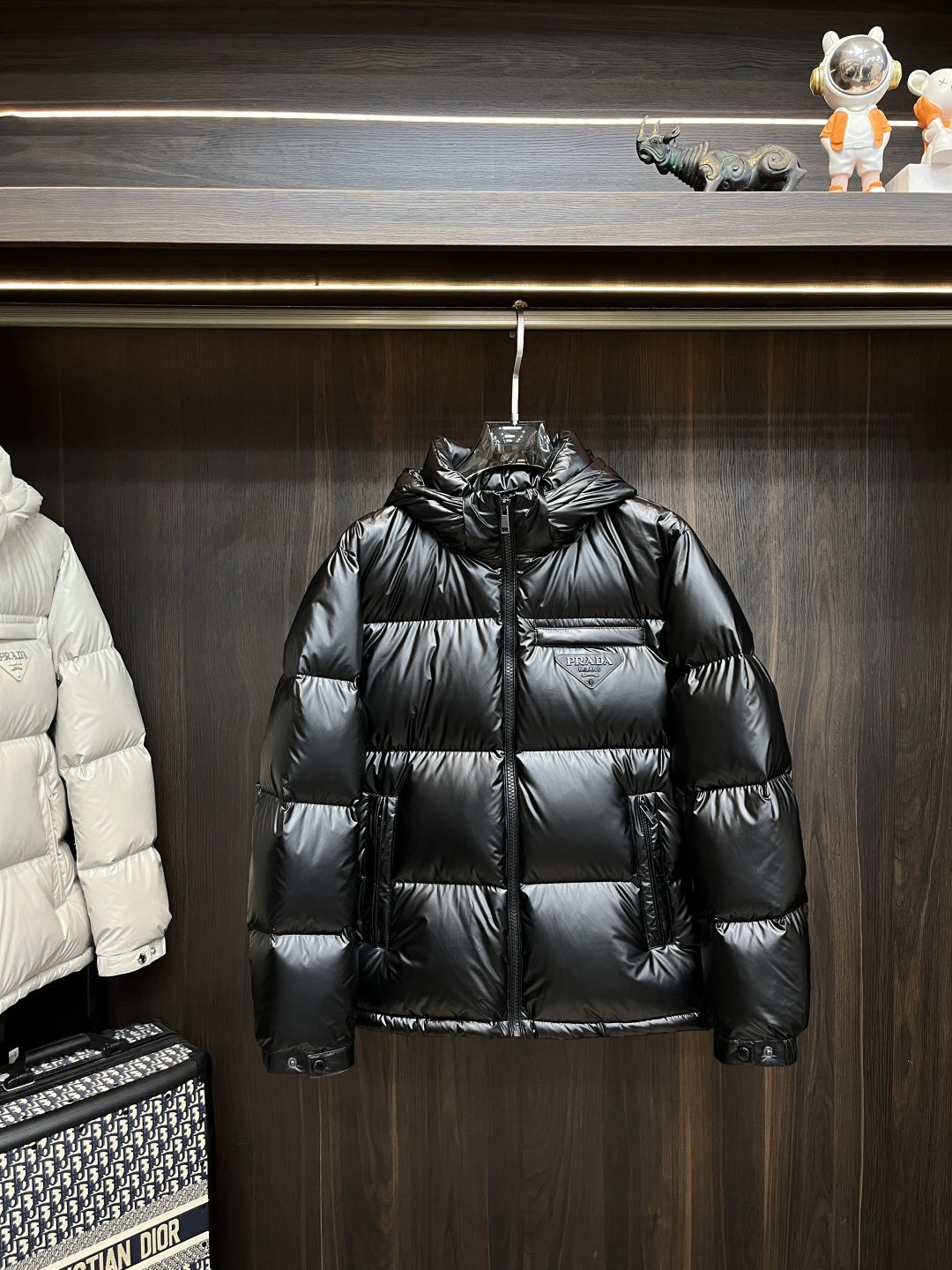 NO:599488,Mainly recommending down Prada 2025 latest fashion designer down jacket Prada hooded down jacket, top light luxury down jacket in winter, detachable hood, classic triangle metal logo explosive down jacket on the chest, 90# white goose down filling, detachable hood, every detail shows craftsmanship, enough advanced structural tailoring design changes to show men's diverse image changes, slim fit, tailoring, to meet the current popular multi-layered wear, versatile style in life!  Color black off-white Size M-3XL H2025 new model debut, prada, prada, jackets & coats, down jacket, hats, alexander wang19860909主推羽绒 Prada 2025最新款时尚设计师款羽绒外套普拉达连帽羽绒服,冬季顶级轻奢羽绒服,帽可拆,胸前经典三角金属logo爆款羽绒服,90#白鹅绒填充,帽可拆,处处细节显工艺足够的高级结构性剪裁的设计改变来展现男士多样的形象变化,修身利落、剪裁合体,满足时下正流行的多层次穿搭,生活百搭款式！ 颜色黑色 米白 码数M-3XL H2025新款首发,,prada,prada,jackets & coats,down jacket,hats,alexander wang,Men's clothing