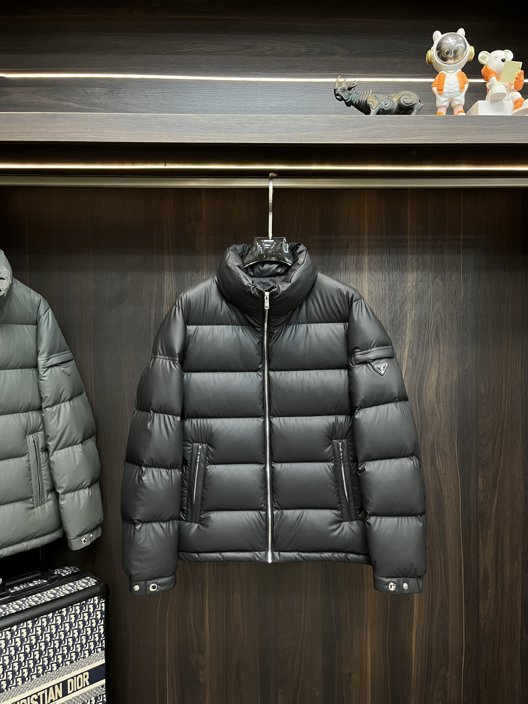 NO:599489,Mainly recommending down Prada 2025 latest fashion designer down jacket Prada stand collar down jacket, top light luxury down jacket in winter, classic triangle metal logo explosive down jacket on the chest, 90# white goose down filling, detachable hood, every detail shows craftsmanship, enough advanced structural tailoring design changes to show men's diverse image changes, slim fit, tailoring, to meet the current popular multi-layered wear, versatile style in life!  Color black gray Size M-3XL H2025 new model debut, prada, prada, jackets & coats, down jacket, hats, alexander wang19860909主推羽绒 Prada 2025最新款时尚设计师款羽绒外套普拉达立领羽绒服,冬季顶级轻奢羽绒服,胸前经典三角金属logo爆款羽绒服,90#白鹅绒填充,帽可拆,处处细节显工艺足够的高级结构性剪裁的设计改变来展现男士多样的形象变化,修身利落、剪裁合体,满足时下正流行的多层次穿搭,生活百搭款式！ 颜色黑色 灰色 码数M-3XL H2025新款首发,,prada,prada,jackets & coats,down jacket,hats,alexander wang,Men's clothing