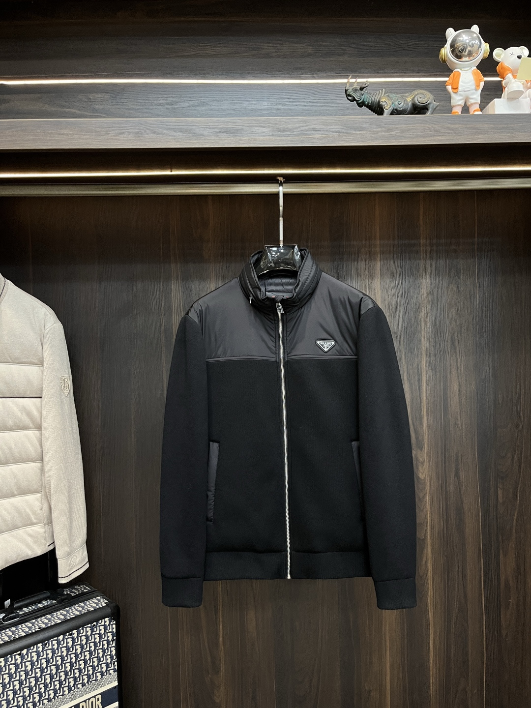 NO:599493,Mainly recommend down Prada Prada 2025 latest fashion designer down jacket Prada down jacket, top light luxury down jacket in winter, popular down jacket with classic triangle metal logo on the chest, 90# white goose down filling, detachable hood, every detail shows craftsmanship, enough advanced structural tailoring design changes to show men's diverse image changes, slim fit, tailoring, to meet the current popular multi-layered wear, versatile style in life!  Color black Size M-3XL H2025 new model debut, prada, prada, jackets & coats, down jacket, hats, alexander wang19860909主推羽绒 Prada 普拉达 2025最新款时尚设计师款羽绒外套普拉达羽绒服,冬季顶级轻奢羽绒服,胸前经典三角金属logo爆款羽绒服,90#白鹅绒填充,帽可拆,处处细节显工艺足够的高级结构性剪裁的设计改变来展现男士多样的形象变化,修身利落、剪裁合体,满足时下正流行的多层次穿搭,生活百搭款式！ 颜色黑色 码数M-3XL H2025新款首发,,prada,prada,jackets & coats,down jacket,hats,alexander wang,Men's clothing