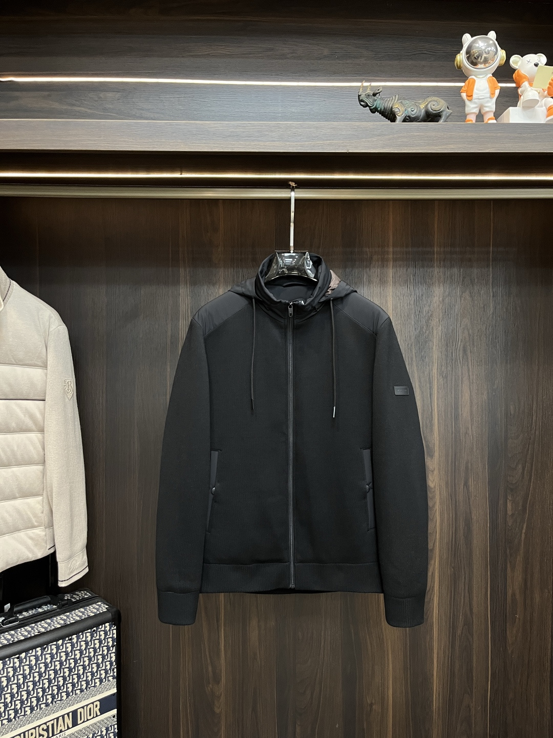 NO:599496,Mainly recommending down Zegna 2025 latest fashion designer down jacket Zegna hooded down jacket, top light luxury down jacket in winter, popular down jacket with classic triangle metal logo on the chest, 90# white goose down filling, detachable hood, every detail shows craftsmanship, enough advanced structural tailoring design changes to show men's diverse image changes, slim fit, tailoring, to meet the current popular multi-layered wear, versatile style in life!  Color black Size M-3XL H2025 new model debut,,zegna,jackets & coats,down jacket,hats,alexander wang19860909主推羽绒 Zegna 2025最新款时尚设计师款羽绒外套杰尼亚连帽羽绒服,冬季顶级轻奢羽绒服,胸前经典三角金属logo爆款羽绒服,90#白鹅绒填充,帽可拆,处处细节显工艺足够的高级结构性剪裁的设计改变来展现男士多样的形象变化,修身利落、剪裁合体,满足时下正流行的多层次穿搭,生活百搭款式！ 颜色黑色 码数M-3XL H2025新款首发,,zegna,jackets & coats,down jacket,hats,alexander wang,Men's clothing