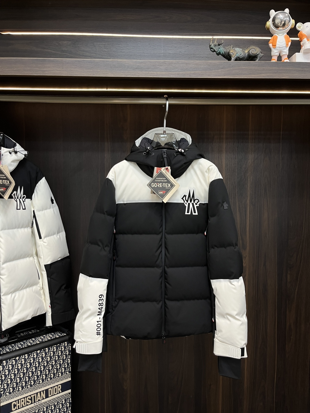 NO:610571,Mainly recommended down Moncler ski down jacket 2025 latest fashion designer hooded down jacket New ski down jacket, 90 white goose down filling, every detail shows craftsmanship, enough advanced structural tailoring design changes to show men's diverse image changes, slim and neat, tailored to meet the current popular multi-layered wear, life versatile style Size M-3XL H2025 new launch, Moncler, jackets &  coats,down jacket,hats,alexander wang19860909主推羽绒 Moncler 蒙口 滑雪羽绒服 2025最新款时尚设计师款连帽羽绒外套 新款滑雪服羽绒外套,90白鹅绒填充,处处细节显工艺足够的高级结构性剪裁的设计改变来展现男士多样的形象变化,修身利落、剪裁合体,满足时下正流行的多层次穿搭,生活百搭款式 码数M-3XL H2025新款首发,,Moncler,jackets & coats,down jacket,hats,alexander wang,Men's clothing