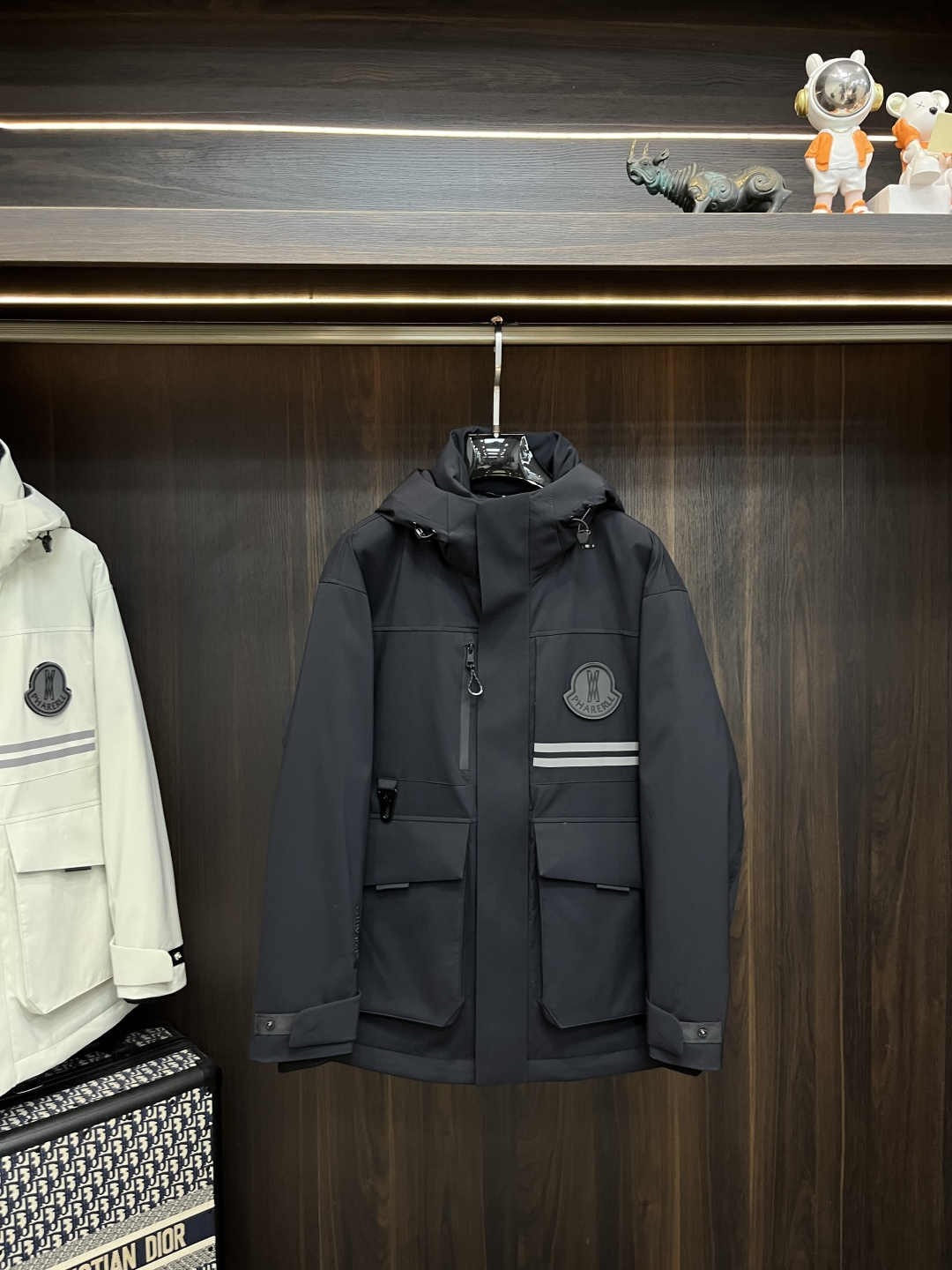 NO:610577,Mainly recommended down Moncler high-end ski down jacket 2025 latest fashion designer hooded down jacket New ski down jacket, 90 white goose down filling, every detail shows craftsmanship, enough advanced structural tailoring design changes to show men's diverse image changes, slim and neat, tailored to meet the current trend of multi-layered wear, versatile style for life, size M-3XL H2025 new launch, Moncler, jackets &  coats,down jacket,hats,alexander wang19860909主推羽绒 Moncler 蒙口 高级滑雪羽绒服 2025最新款时尚设计师款连帽羽绒外套 新款滑雪服羽绒外套,90白鹅绒填充,处处细节显工艺足够的高级结构性剪裁的设计改变来展现男士多样的形象变化,修身利落、剪裁合体,满足时下正流行的多层次穿搭,生活百搭款式 码数M-3XL H2025新款首发,,Moncler,jackets & coats,down jacket,hats,alexander wang,Men's clothing