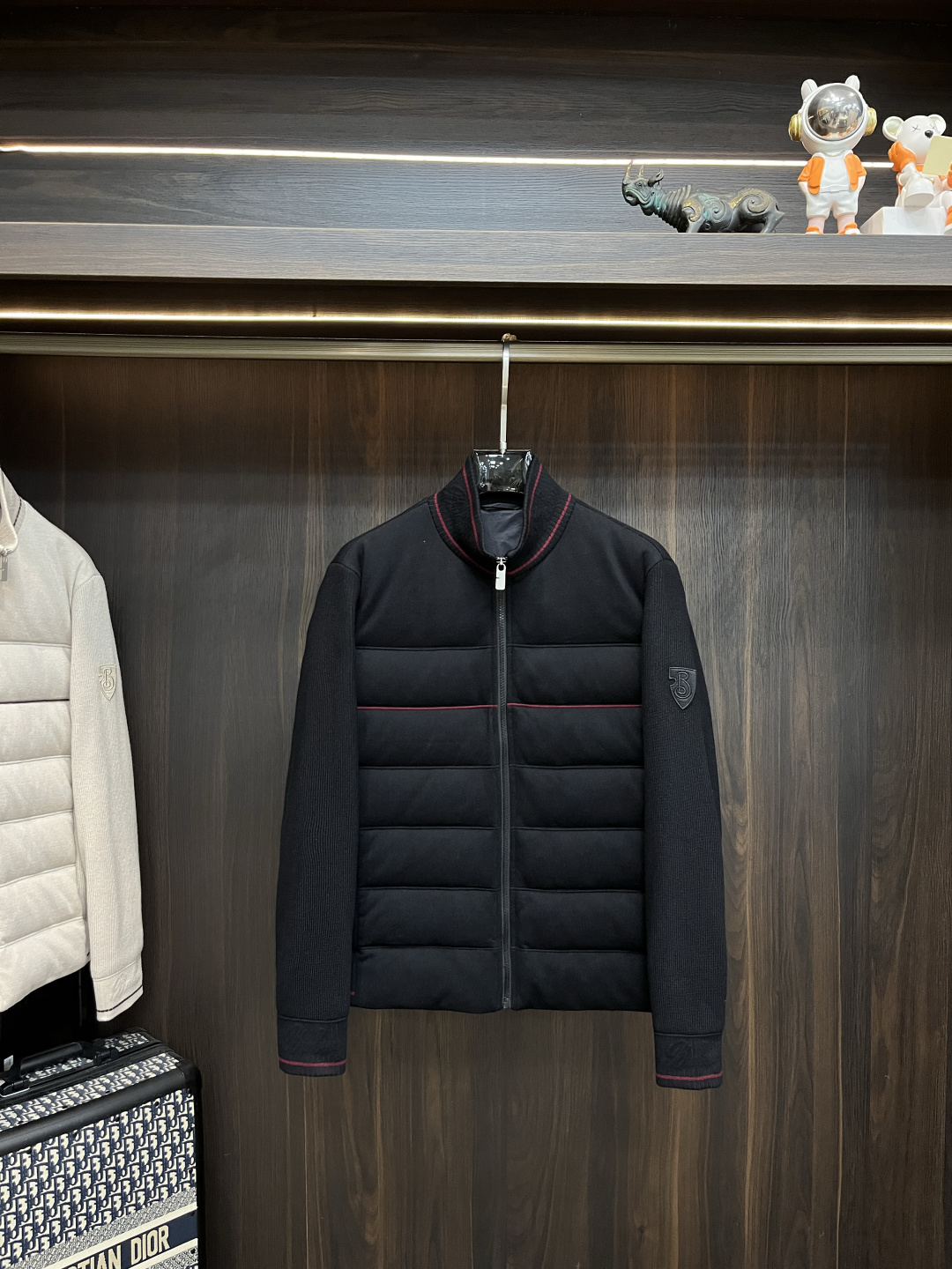 NO:610589,The main recommendation is Burberry's 2025ss autumn new release. Burberry's stand-up collar down jacket, the most popular autumn down jacket, is filled with 90% white cashmere. It makes you feel comfortable and slim when you wear it. It is lazy and casual. It is particularly attractive when combined with clean and simple colors. It is suitable for daily wear. We introduce sports items decorated with vibrant prints for a fashionable and quality life!  Size M-3XL H2025 new model debut,,burberry,burberry,jackets & coats,down jacket,alexander wang19860909主推 Burberry 2025ss秋季新款发布巴宝莉立领羽绒外套,秋季爆款羽绒外套,90白羊绒填充,穿上就是舒适自在又显瘦的存在,慵懒而随性,结合干净简单的色系就特别耐看,适合日常穿着~倾情推出缀饰活力印花的运动单品,时尚品质生活！ 尺码M-3XL H2025新款首发,,burberry,burberry,jackets & coats,down jacket,alexander wang,Men's clothing