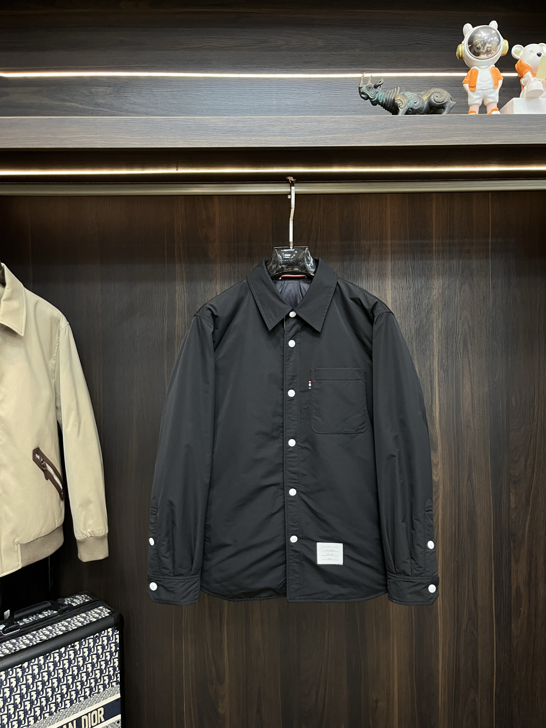 NO:610563,Mainly recommended TB 2025ss autumn new release Tom Brown shirt down jacket, autumn hot style down jacket, 90 white goose down filling, wearing it is comfortable and slim, lazy and casual, combined with clean and simple colors, it is particularly eye-catching, suitable for daily wear~ We introduce sports items decorated with vibrant prints, fashionable and quality life!  Size M-3XL H2025 new model first release,,thom browne,jackets & coats,shirts,down jacket,alexander wang19860909主推 TB 2025ss秋季新款发布汤姆布朗衬衫羽绒外套,秋季爆款羽绒外套,90白鹅绒填充,穿上就是舒适自在又显瘦的存在,慵懒而随性,结合干净简单的色系就特别耐看,适合日常穿着~倾情推出缀饰活力印花的运动单品,时尚品质生活！ 尺码M-3XL H2025新款首发,,thom browne,jackets & coats,shirts,down jacket,alexander wang,Men's clothing