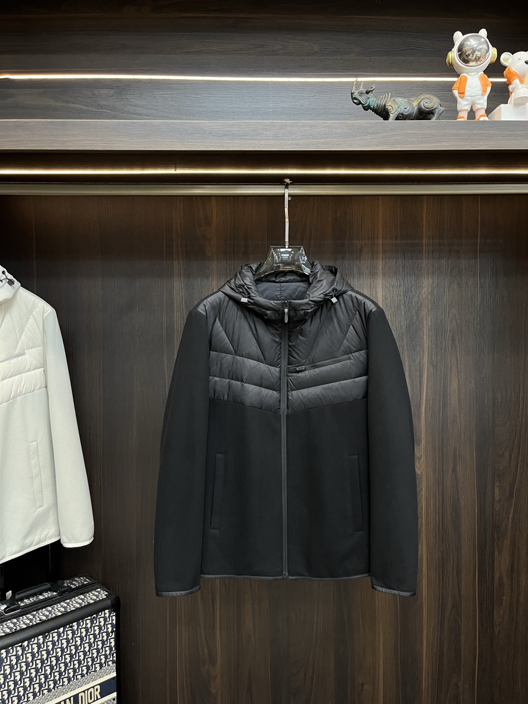 NO:610566,Mainly recommended Armani 2025ss autumn new release Armani down jacket, autumn hot style down jacket, 90 white duck down filling, wearing it is comfortable and slim, lazy and casual, combined with clean and simple colors, it is particularly eye-catching, suitable for daily wear~ We introduce sports items decorated with vibrant prints, fashionable and quality life!  Size M-3XL H2025 new model debut,,armani,armani,jackets & coats,down jacket,alexander wang19860909主推 Armani 2025ss秋季新款发布阿玛尼羽绒外套,秋季爆款羽绒外套,90白鸭绒填充,穿上就是舒适自在又显瘦的存在,慵懒而随性,结合干净简单的色系就特别耐看,适合日常穿着~倾情推出缀饰活力印花的运动单品,时尚品质生活！ 尺码M-3XL H2025新款首发,,armani,armani,jackets & coats,down jacket,alexander wang,Men's clothing