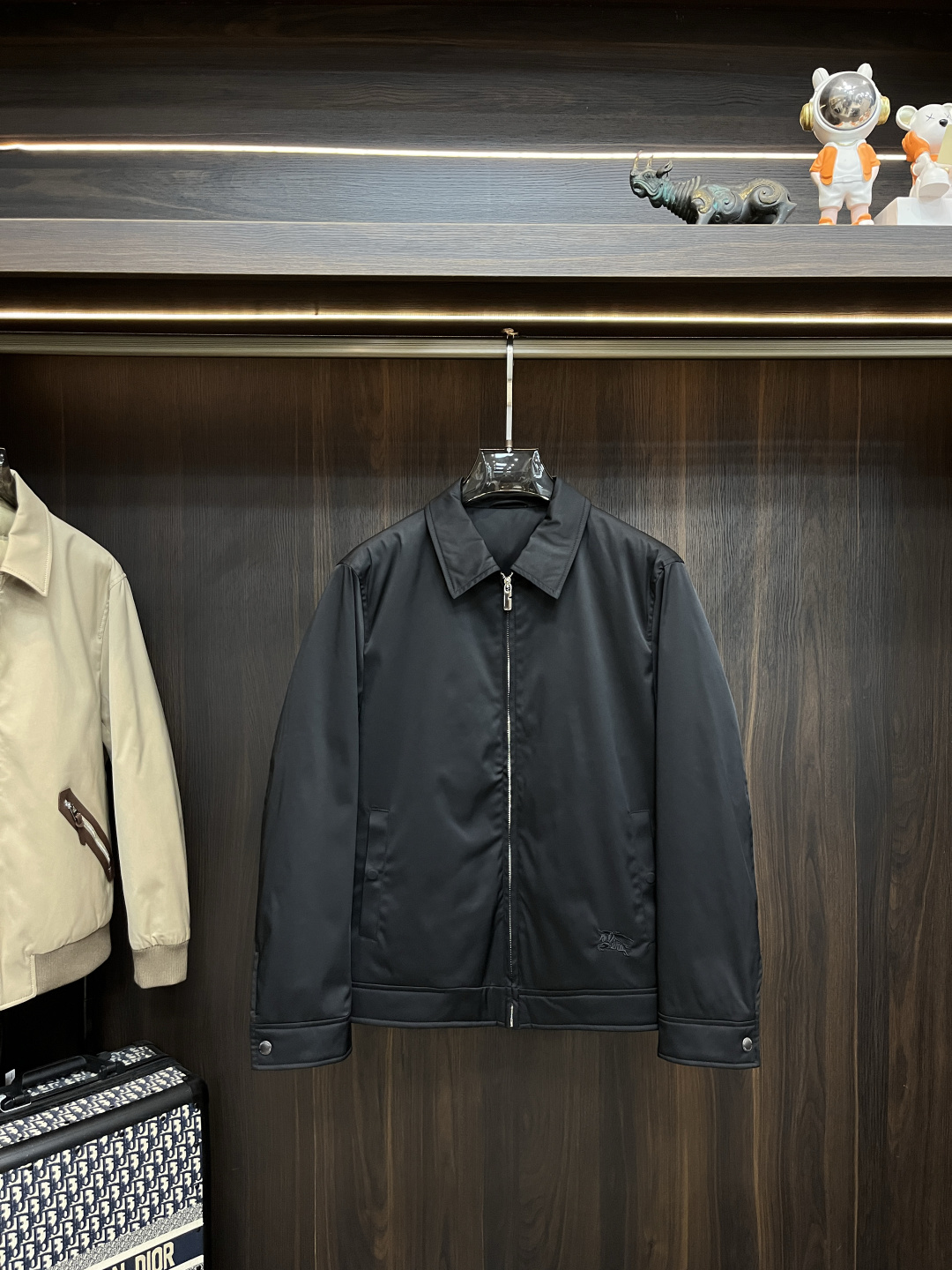 NO:610572,The main recommendation is Burbeery's 2025ss autumn new release Burberry down jacket, the most popular autumn down jacket, filled with 90% white duck down. It is comfortable and slimming when worn. It is lazy and casual. It is particularly attractive when combined with clean and simple colors. It is suitable for daily wear~ We introduce sports items decorated with vibrant prints for fashionable and quality life!  Size M-3XL H2025 new model debut,,burberry,burberry,jackets & coats,down jacket,alexander wang19860909主推 Burbeery 2025ss秋季新款发布巴宝莉羽绒外套,秋季爆款羽绒外套,90白鸭绒填充,穿上就是舒适自在又显瘦的存在,慵懒而随性,结合干净简单的色系就特别耐看,适合日常穿着~倾情推出缀饰活力印花的运动单品,时尚品质生活！ 尺码M-3XL H2025新款首发,,burberry,burberry,jackets & coats,down jacket,alexander wang,Men's clothing