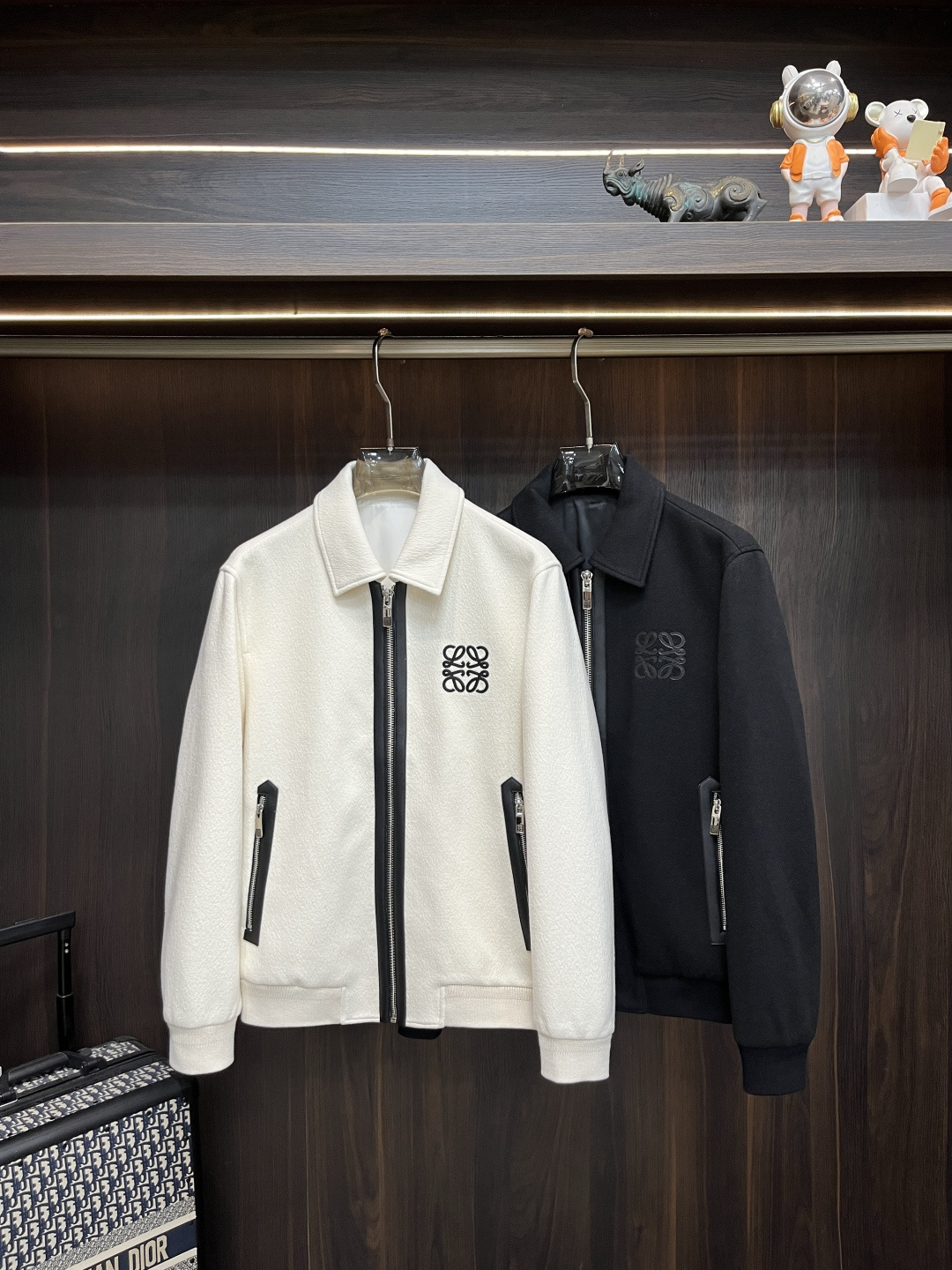 NO:650231,The main recommendation is Loewe's 2025ss autumn new release Loewe lapel jacket, autumn hot-selling woolen jacket, which makes you feel comfortable and slim when you wear it. It is lazy and casual. It is particularly attractive when combined with clean and simple colors, and is suitable for daily wear~ We introduce sports items decorated with vibrant prints, fashionable and quality life!  Size M-3XL H2025 new model debut,,loewe,loewe,jackets & coats,jackets & coats,alexander wang19860909主推 Loewe 2025ss秋季新款发布罗意威翻领夹克外套,秋季爆款毛呢外套,穿上就是舒适自在又显瘦的存在,慵懒而随性,结合干净简单的色系就特别耐看,适合日常穿着~倾情推出缀饰活力印花的运动单品,时尚品质生活！ 尺码M-3XL H2025新款首发,,loewe,loewe,jackets & coats,jackets & coats,alexander wang,Men's clothing