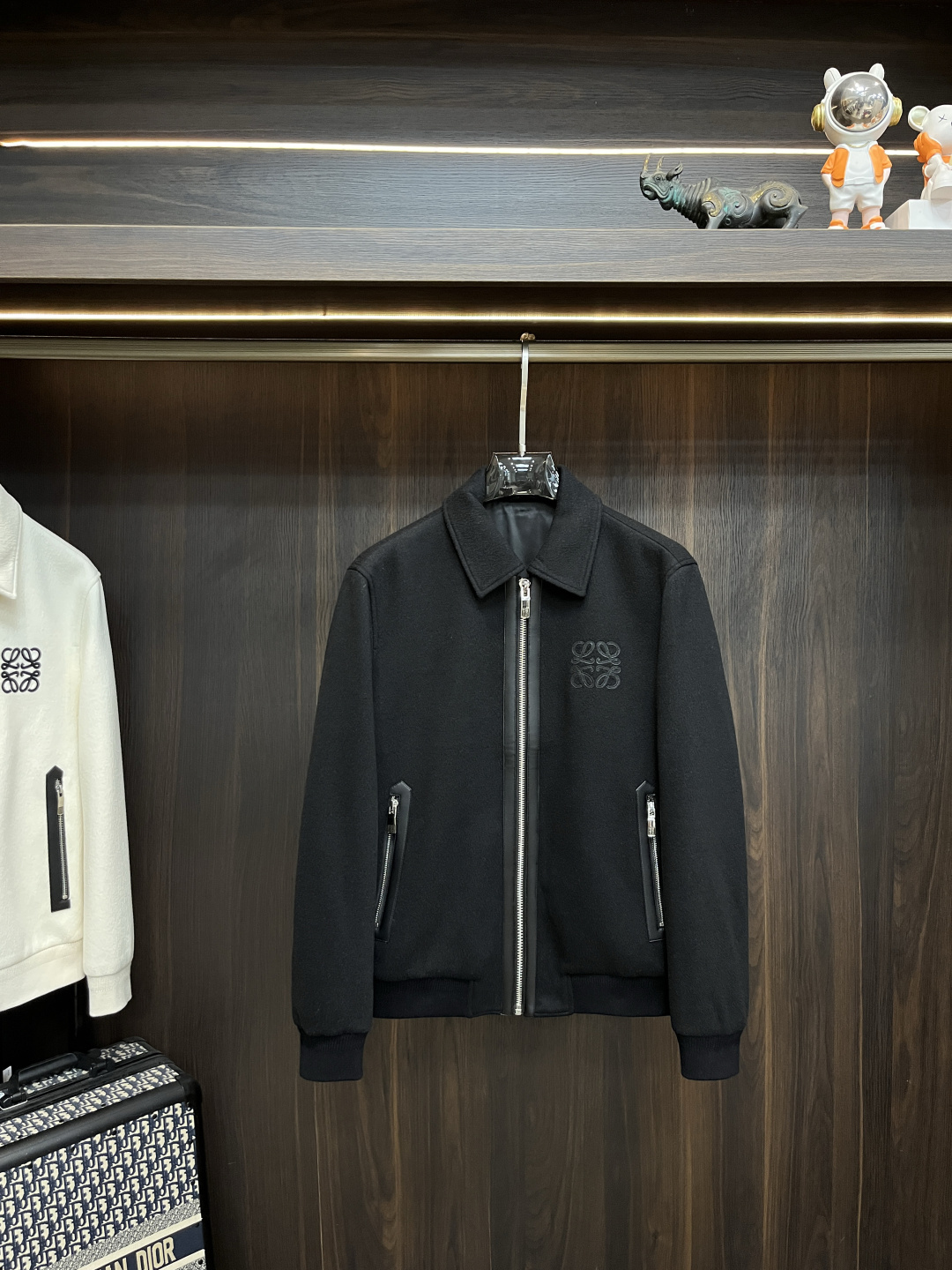 NO:610576,The main recommendation is Loewe's 2025ss autumn new release Loewe lapel jacket, autumn hot-selling woolen jacket, which makes you feel comfortable and slim when you wear it. It is lazy and casual. It is particularly attractive when combined with clean and simple colors, and is suitable for daily wear~ We introduce sports items decorated with vibrant prints, fashionable and quality life!  Size M-3XL H2025 new model debut,,loewe,loewe,jackets & coats,jackets & coats,alexander wang19860909主推 Loewe 2025ss秋季新款发布罗意威翻领夹克外套,秋季爆款毛呢外套,穿上就是舒适自在又显瘦的存在,慵懒而随性,结合干净简单的色系就特别耐看,适合日常穿着~倾情推出缀饰活力印花的运动单品,时尚品质生活！ 尺码M-3XL H2025新款首发,,loewe,loewe,jackets & coats,jackets & coats,alexander wang,Men's clothing