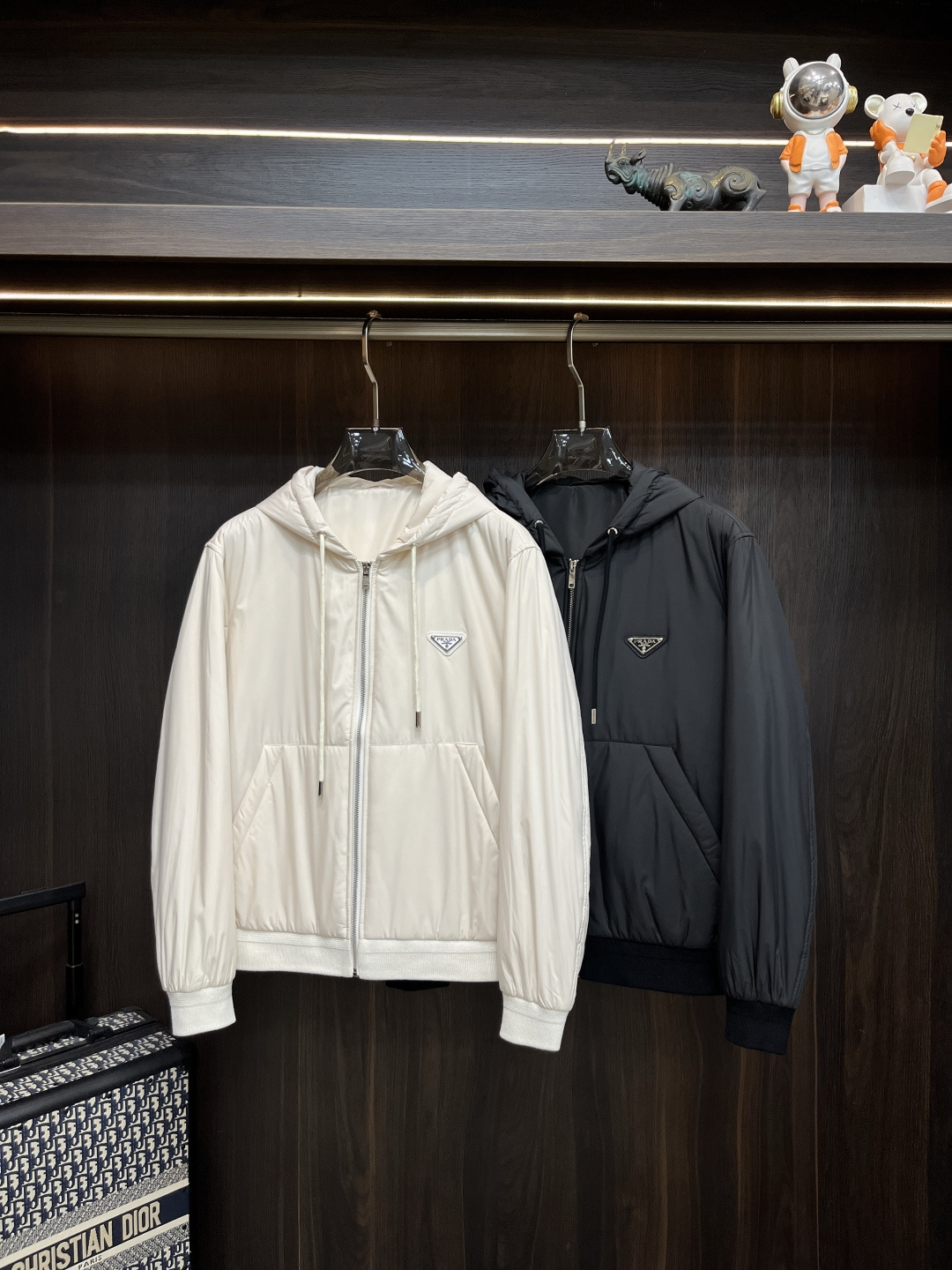 NO:610582,The main recommendation is Prada's 2025ss autumn new release of Prada jackets, autumn hot-selling thin cotton jackets. Wearing them makes you feel comfortable and slim, lazy and casual, combined with clean and simple colors, it is particularly attractive and suitable for daily wear~ We introduce sports items decorated with vibrant prints, fashionable and quality life!  Size M-3XL H2025 new model debut,,prada,prada,jackets & coats,jackets & coats,alexander wang19860909主推 Prada 2025ss秋季新款发布普拉达夹克外套,秋季爆款夹薄棉外套,穿上就是舒适自在又显瘦的存在,慵懒而随性,结合干净简单的色系就特别耐看,适合日常穿着~倾情推出缀饰活力印花的运动单品,时尚品质生活！ 尺码M-3XL H2025新款首发,,prada,prada,jackets & coats,jackets & coats,alexander wang,Men's clothing