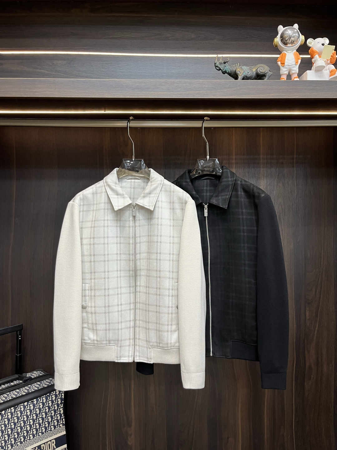 NO:610585,The main recommendation of Armani 2025ss autumn new release is the Armani lapel jacket and autumn hot-selling thin cotton jacket. Wearing it makes you feel comfortable and slim, lazy and casual, combined with clean and simple colors, it is particularly eye-catching and suitable for daily wear~ We introduce sports items decorated with vibrant prints, fashionable and quality life!  Size M-3XL H2025 new model debut,,armani,armani,jackets & coats,jackets & coats,alexander wang19860909主推 Armani 2025ss秋季新款发布阿玛尼翻领夹克外套,秋季爆款夹薄棉外套,穿上就是舒适自在又显瘦的存在,慵懒而随性,结合干净简单的色系就特别耐看,适合日常穿着~倾情推出缀饰活力印花的运动单品,时尚品质生活！ 尺码M-3XL H2025新款首发,,armani,armani,jackets & coats,jackets & coats,alexander wang,Men's clothing