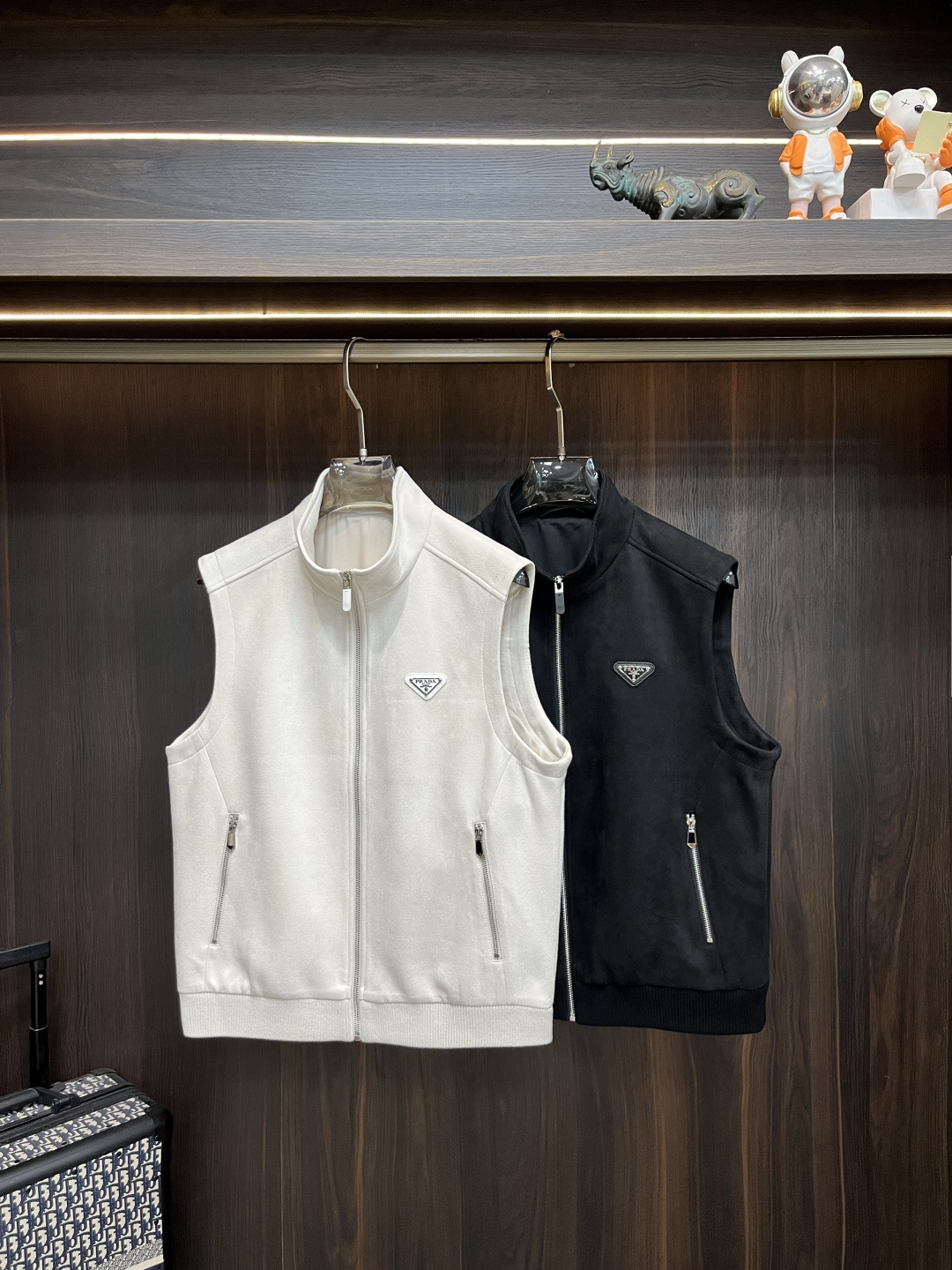 NO:610591,The main recommendation of Prada 2025ss autumn new release is the Prada stand-up collar vest jacket and autumn hot-selling thin cotton jacket. Wearing it makes you feel comfortable and slim, lazy and casual, combined with clean and simple colors, it is particularly eye-catching and suitable for daily wear~ We introduce sports items decorated with vibrant prints, fashionable and quality life!  Size M-3XL H2025 new model debut,,prada,prada,jackets & coats,jackets & coats,alexander wang19860909主推 Prada 2025ss秋季新款发布普拉达立领马甲夹克外套,秋季爆款夹薄棉外套,穿上就是舒适自在又显瘦的存在,慵懒而随性,结合干净简单的色系就特别耐看,适合日常穿着~倾情推出缀饰活力印花的运动单品,时尚品质生活！ 尺码M-3XL H2025新款首发,,prada,prada,jackets & coats,jackets & coats,alexander wang,Men's clothing