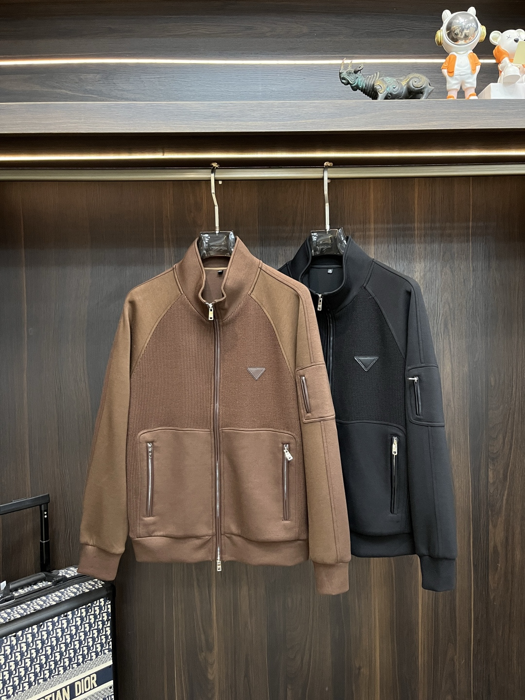 NO:610564,The main recommendation of Prada 2025ss autumn new release is the Prada stand-up collar jacket and autumn hot-selling knitted jacket. Wearing it makes you feel comfortable and slim, lazy and casual, combined with clean and simple colors, it is particularly eye-catching and suitable for daily wear~ We introduce sports items decorated with vibrant prints, fashionable and quality life!  Size M-3XL H2025 new model debut,,prada,prada,jackets & coats,jackets & coats,alexander wang19860909主推 Prada 2025ss秋季新款发布普拉达立领夹克外套,秋季爆款针织外套,穿上就是舒适自在又显瘦的存在,慵懒而随性,结合干净简单的色系就特别耐看,适合日常穿着~倾情推出缀饰活力印花的运动单品,时尚品质生活！ 尺码M-3XL H2025新款首发,,prada,prada,jackets & coats,jackets & coats,alexander wang,Men's clothing