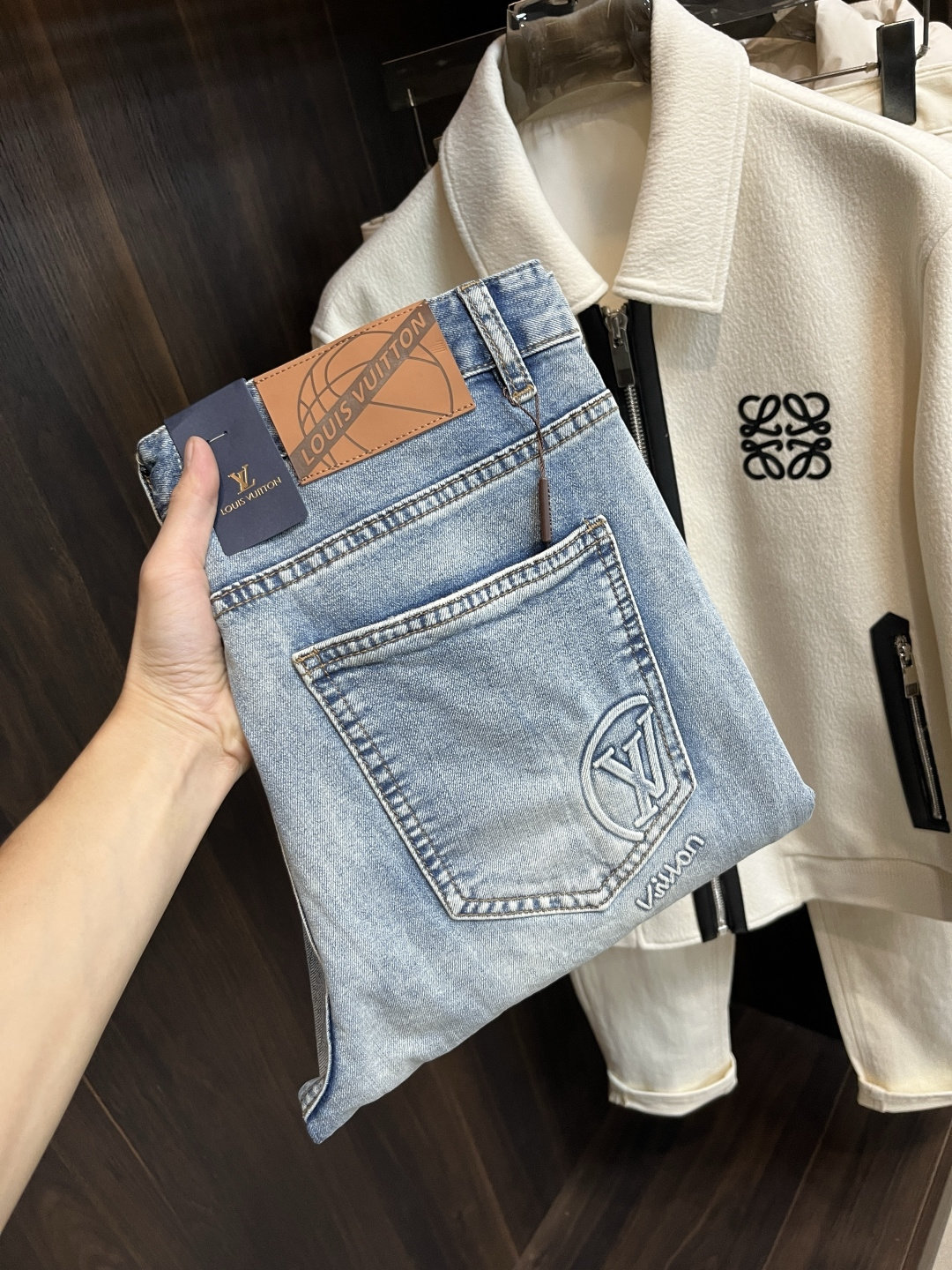 NO:612833,The main recommendation is LV’s 25 new autumn and winter casual pants from Donkey Brand. These pants can definitely make money with your eyes closed!  Autumn and winter casual pants, these jeans are very versatile and can be worn for daily work and outdoor sports. They are a must-have in the wardrobe!  Size 29-38 (no 35 37) H2025 new model debut,,louis vuitton,louis vuitton,jeans,alexander wang19860909主推 LV 25年秋冬新款休闲裤驴牌这款裤子绝对可以闭眼收入！秋冬休闲裤,此牛仔裤非常百搭,日常工作户外运动都可以穿着,衣柜里的必备品！ 尺码29-38（无35 37） H2025新款首发,,louis vuitton,louis vuitton,jeans,alexander wang,Men's clothing