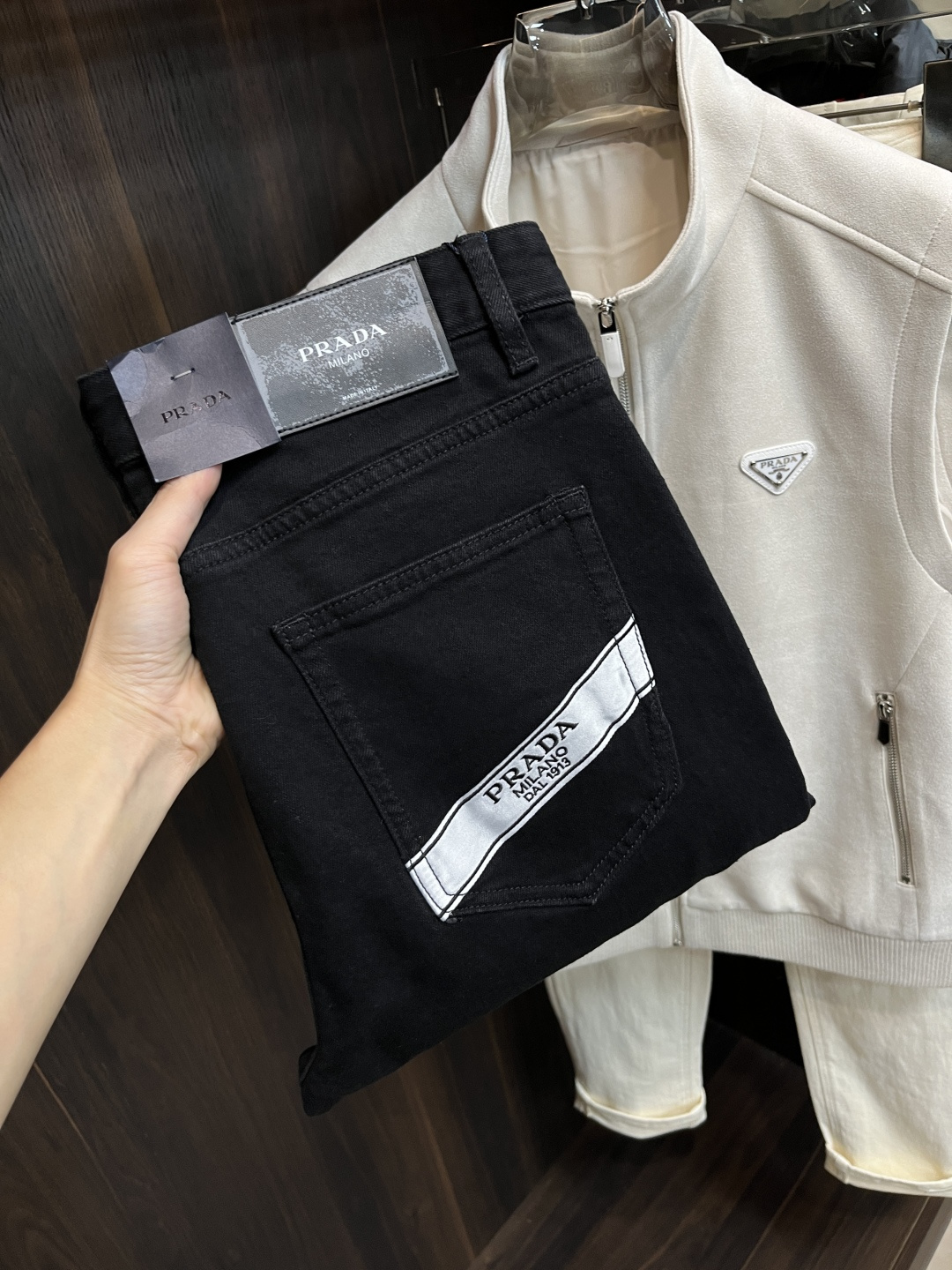 NO:623680,The main recommendation is Prada’s 25 new autumn and winter casual pants. These Prada pants can definitely make money with your eyes closed!  Autumn and winter casual pants, these jeans are very versatile and can be worn for daily work and outdoor sports. They are a must-have in the wardrobe!  Size 29-38 (no 35 37) H2025 new model debut, prada, prada, jeans, alexander wang19860909主推 Prada 25年秋冬新款休闲裤普拉达这款裤子绝对可以闭眼收入！秋冬休闲裤,此牛仔裤非常百搭,日常工作户外运动都可以穿着,衣柜里的必备品！ 尺码29-38（无35 37） H2025新款首发,,prada,prada,jeans,alexander wang,Men's clothing