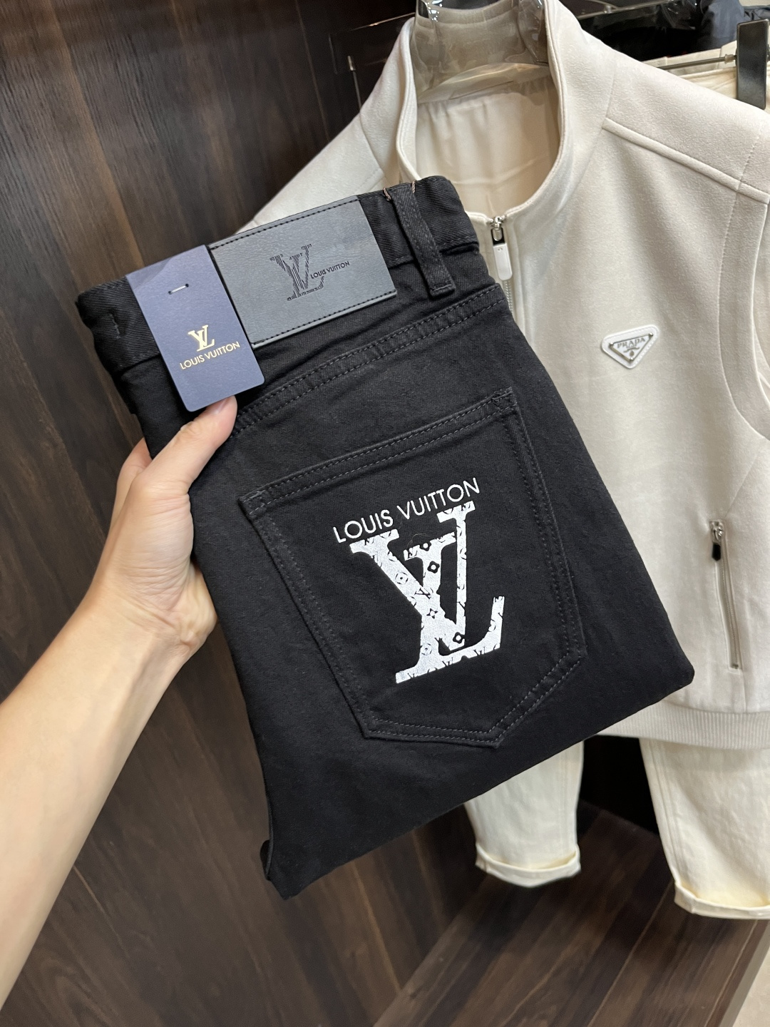 NO:612808,The main recommendation is LV’s 25 new autumn and winter casual pants from Donkey Brand. These pants can definitely make money with your eyes closed!  Autumn and winter casual pants, these jeans are very versatile and can be worn for daily work and outdoor sports. They are a must-have in the wardrobe!  Size 29-38 (no 35 37) H2025 new model debut,,louis vuitton,louis vuitton,jeans,alexander wang19860909主推 LV 25年秋冬新款休闲裤驴牌这款裤子绝对可以闭眼收入！秋冬休闲裤,此牛仔裤非常百搭,日常工作户外运动都可以穿着,衣柜里的必备品！ 尺码29-38（无35 37） H2025新款首发,,louis vuitton,louis vuitton,jeans,alexander wang,Men's clothing