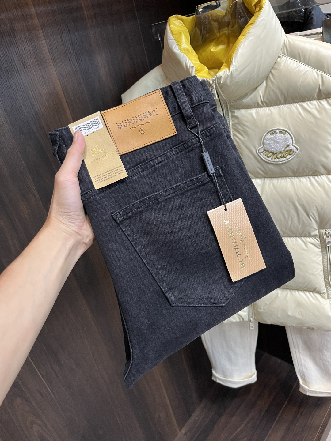 NO:612817,The main recommendation is Burberry’s 25th autumn and winter new casual pants. Burberry’s pants can definitely make money with your eyes closed!  Autumn and winter casual pants, these jeans are very versatile and can be worn for daily work and outdoor sports. They are a must-have in the wardrobe!  Size 29-38 (no 35 37) H2025 new model debut,,burberry,burberry,jeans,alexander wang19860909主推 Burberry 25年秋冬新款休闲裤巴宝莉这款裤子绝对可以闭眼收入！秋冬休闲裤,此牛仔裤非常百搭,日常工作户外运动都可以穿着,衣柜里的必备品！ 尺码29-38（无35 37） H2025新款首发,,burberry,burberry,jeans,alexander wang,Men's clothing
